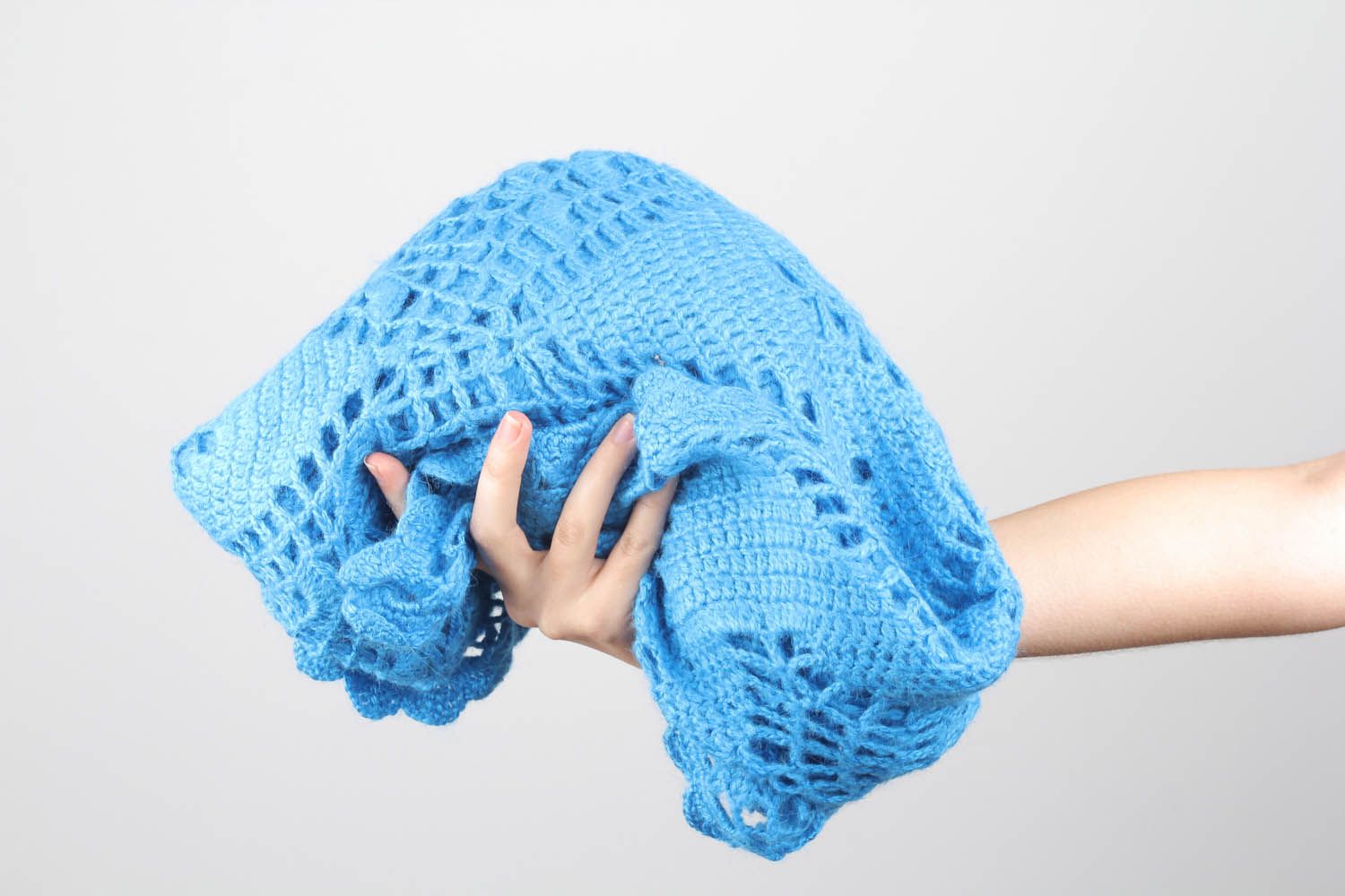 Cachecol azul de malha tricotado a mão com  fios de acrílico foto 2