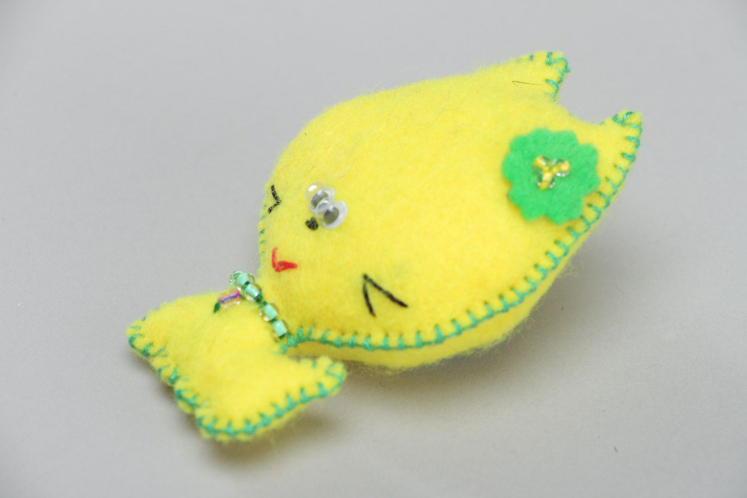 Handmade soft brooch sewn of yellow felt in the shape of kitten for children photo 2
