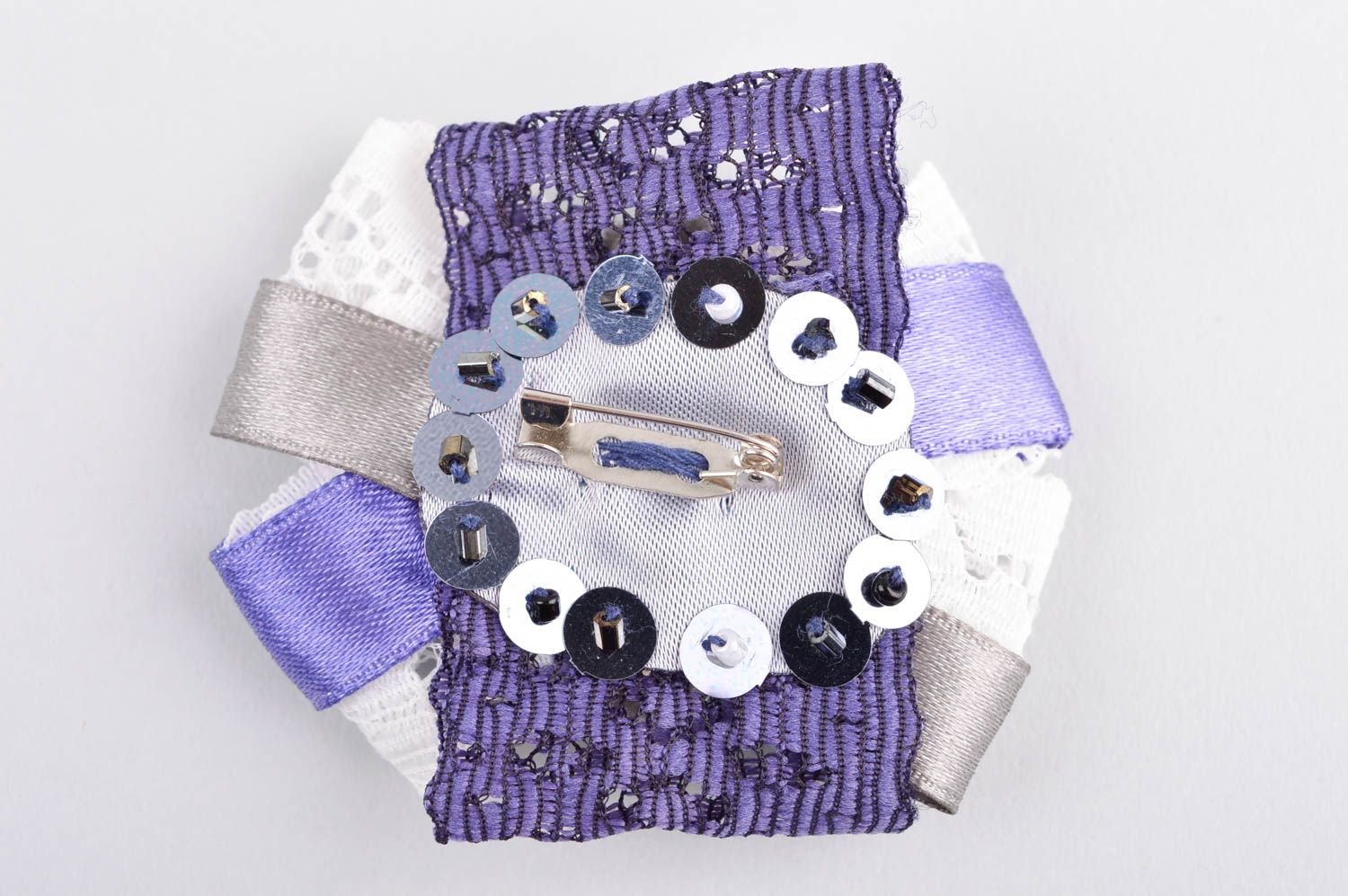Broche textile Bijou fait main violet-blanc Accessoire femme de design original photo 4