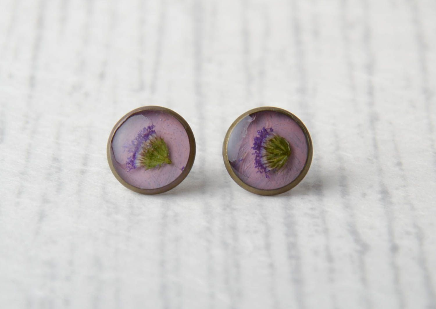 Epoxy stud earrings with real flowers photo 1