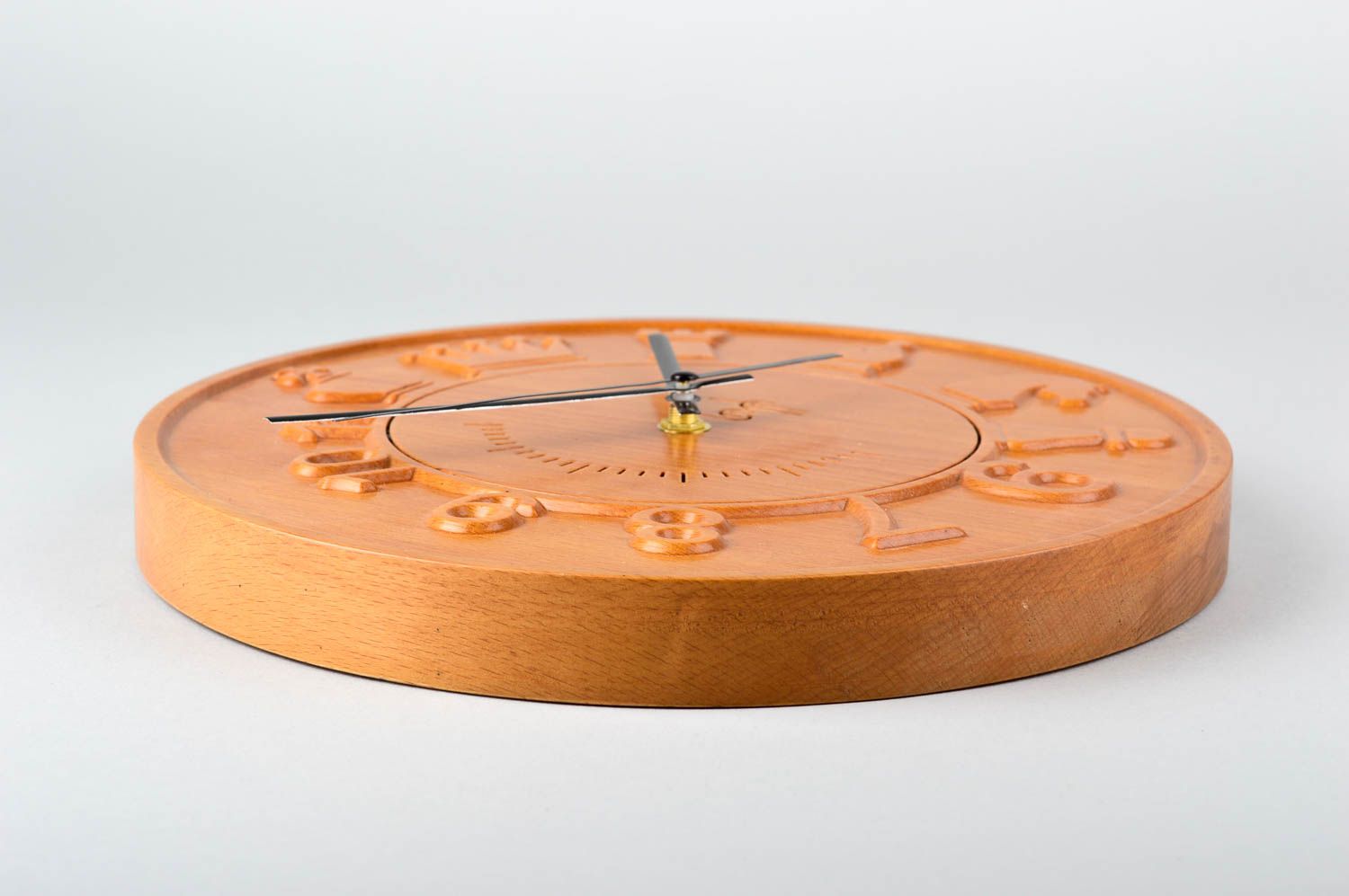 L'orologio di legno da parete fatto a mano di tendenza e originale per casa foto 3
