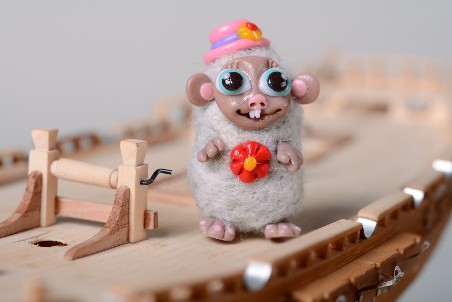 Figura de fieltro de lana en miniatura hecha a mano Rata foto 1