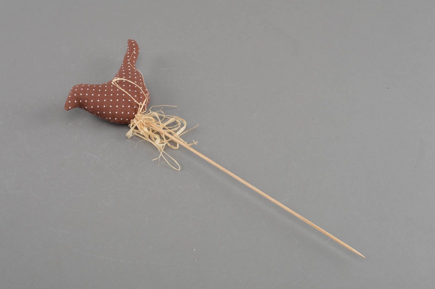Тканевая птичка на палочке коричневая в горошек декор для вазонов ручной работы фото 1