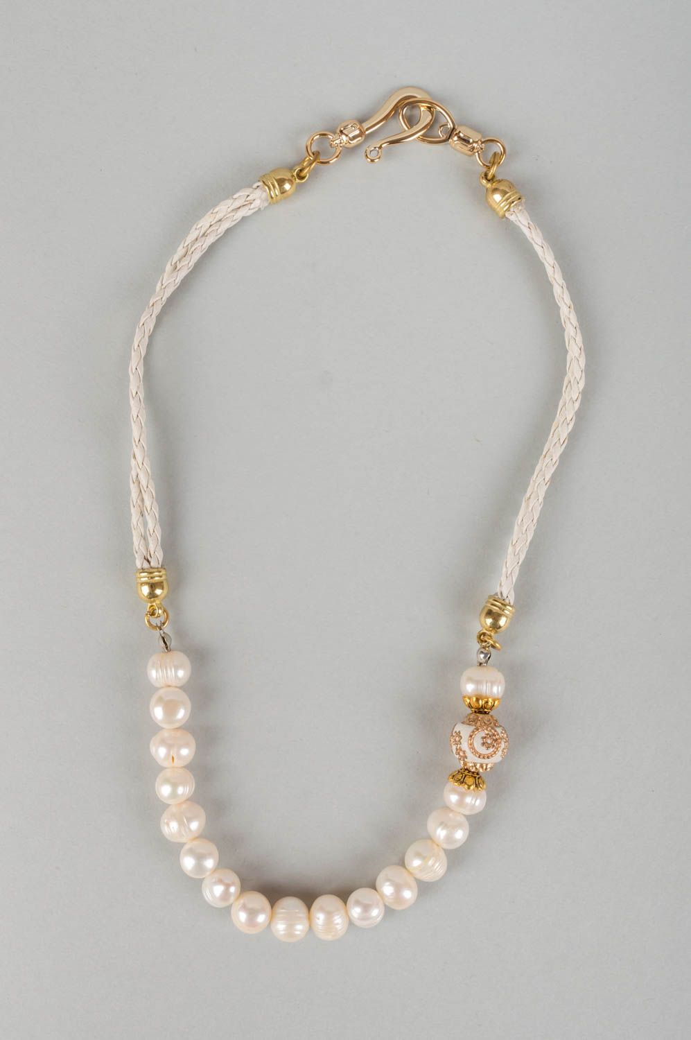 Нежное белое ожерелье из жемчуга и кожи ручной работы для стильных женщин фото 2