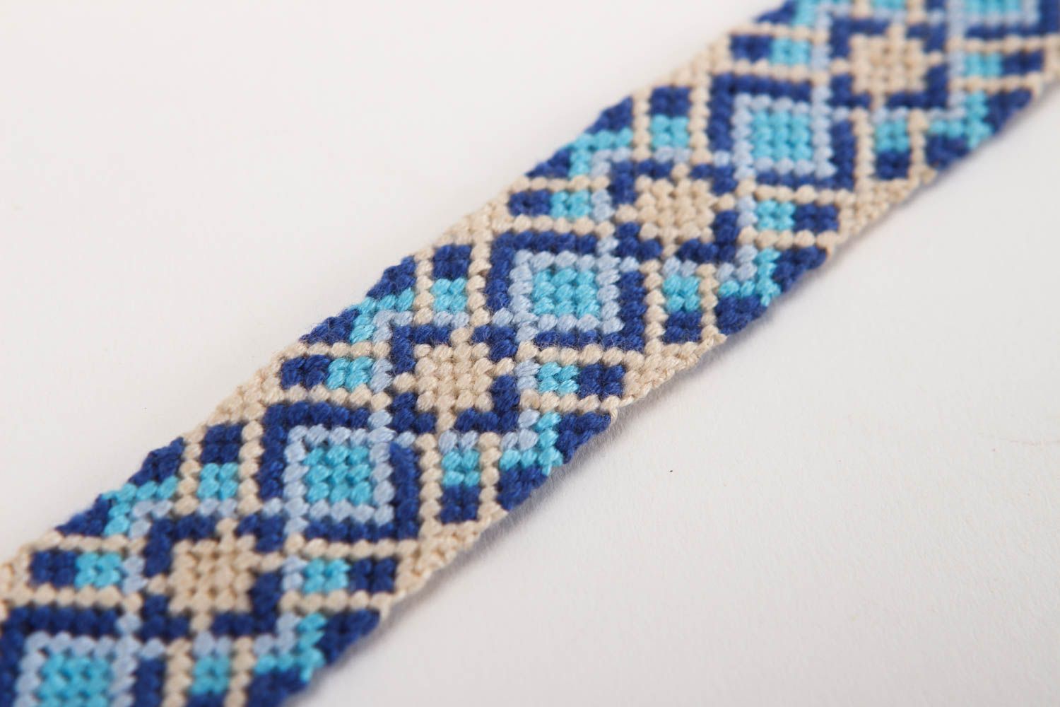 Украшение ручной работы красивый браслет бело голубой вязаное украшение фото 3