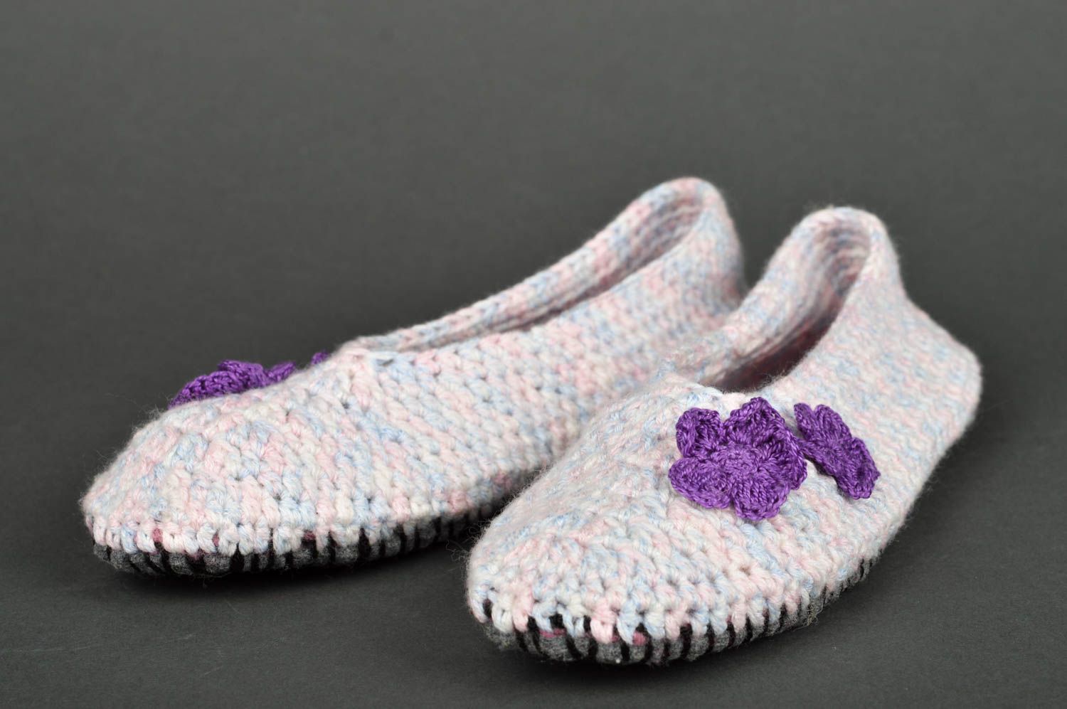 Handmade Hausschuhe für Kinder mit Blumen gehäkelte Schuhe Accessoire für Kinder foto 1