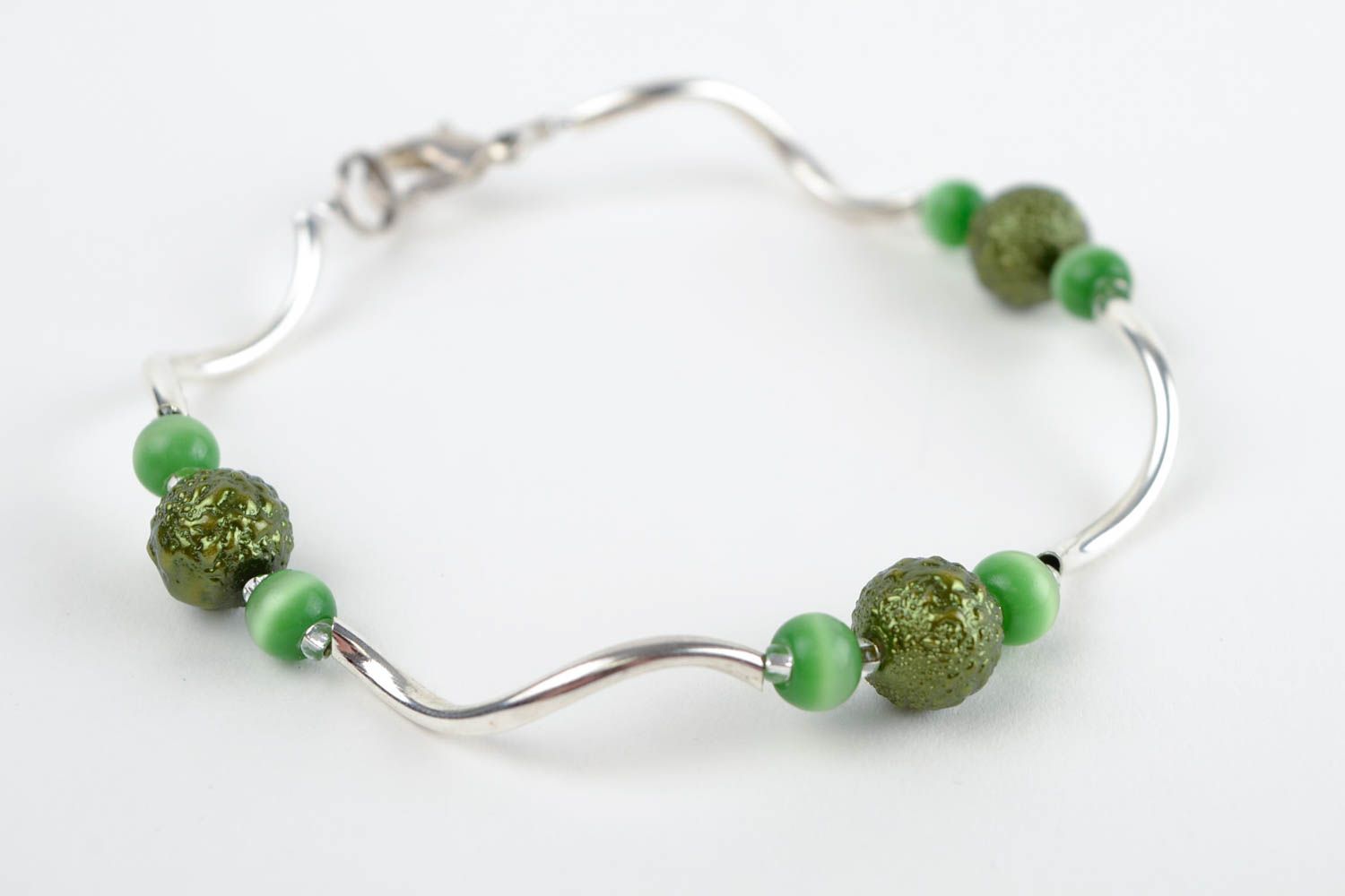 Bracelet fin vert Bijou fait main en métal et perles fantaisie Cadeau femme photo 1