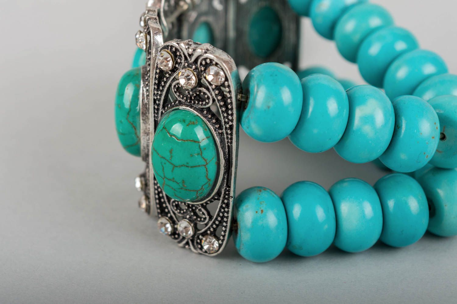 Türkisblaues schönes stilvolles handgemachtes Armband aus Natursteinen  foto 5