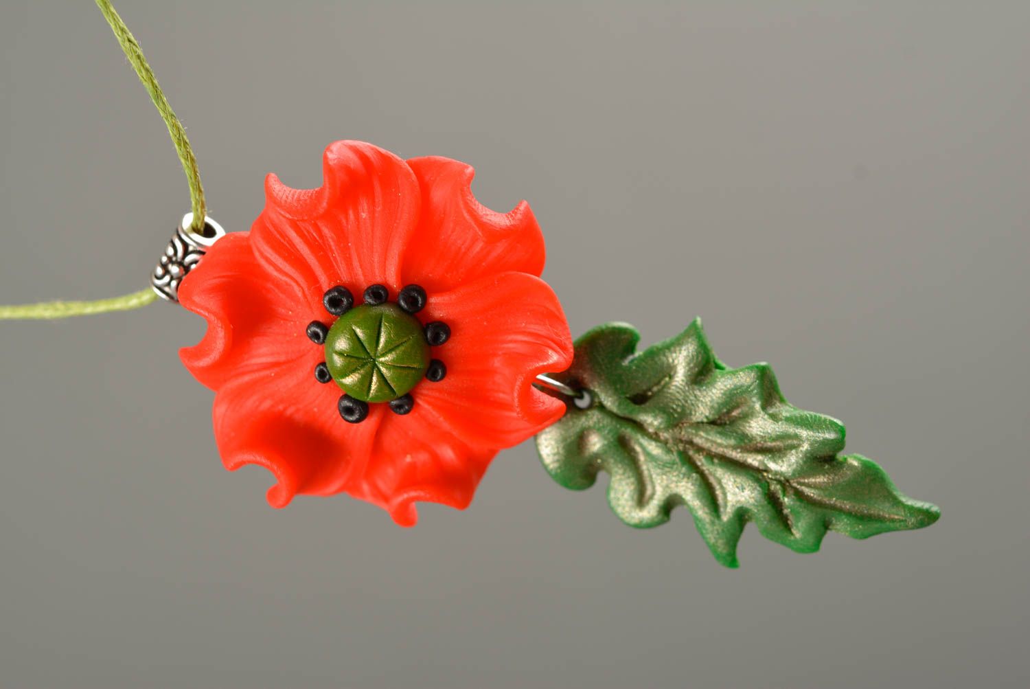 Кулон цветок из полимерной глины на зеленом шнурке красный мак ручная работа фото 4