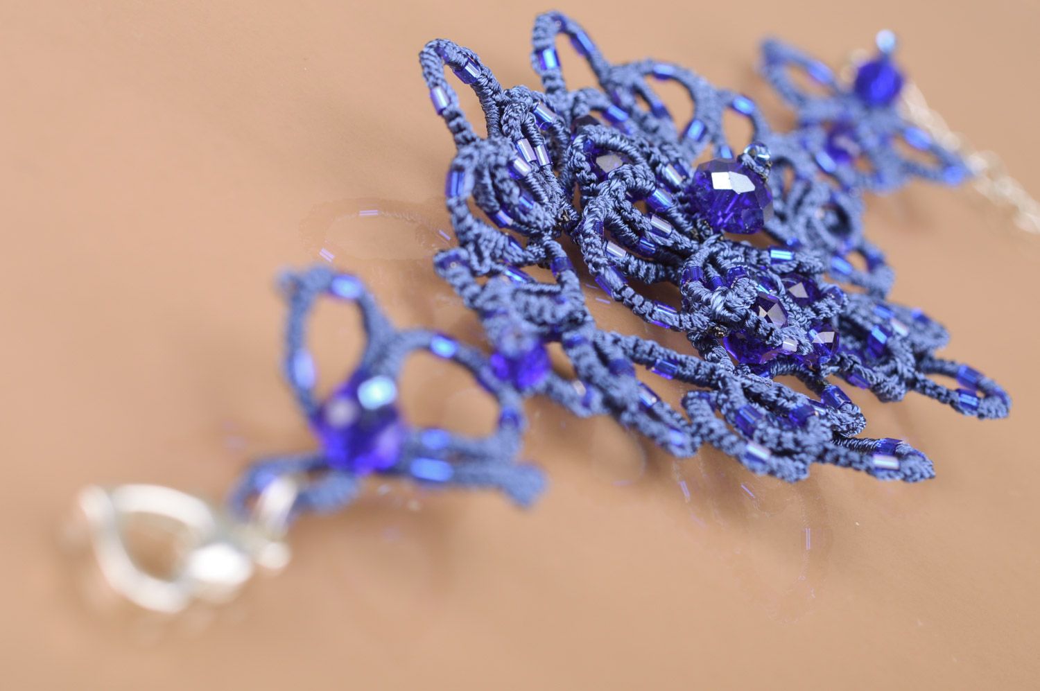 Плетеный браслет в технике анкарс из атласных ниток ажурный синий ручной работы фото 3