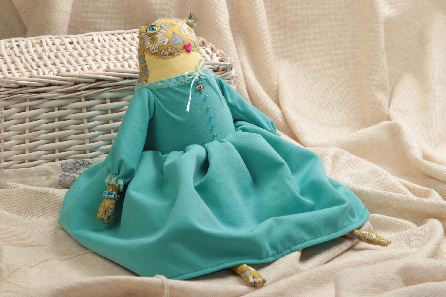Дизайнерская мягкая игрушка ручной работы лягушка в платье для декора дома фото 1