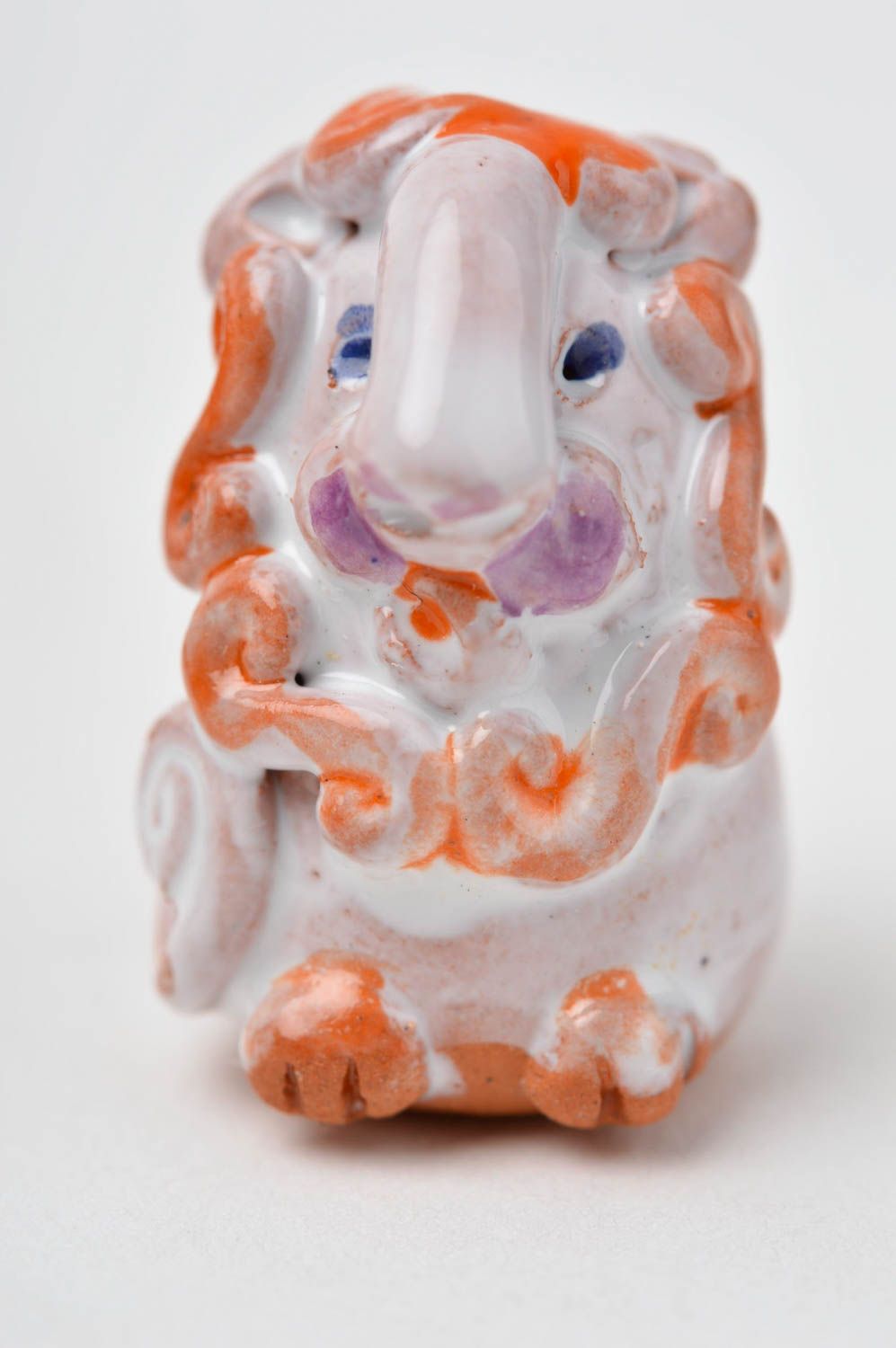 Игрушка из глины лев ручной работы декоративная подвеска фигурка животного фото 2