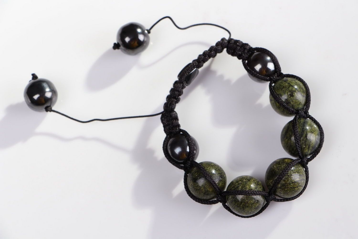 Bracelet made of serpentine beads and hematite photo 3