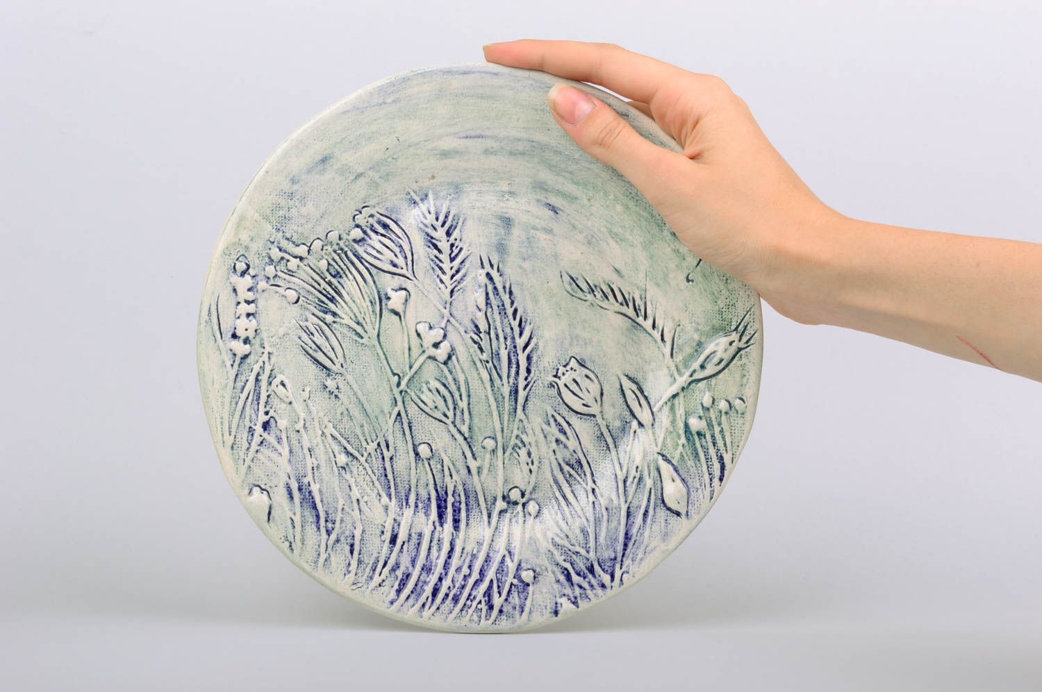 Красивая оригинальная керамическая тарелка из белой глины ручной работы с узором фото 2