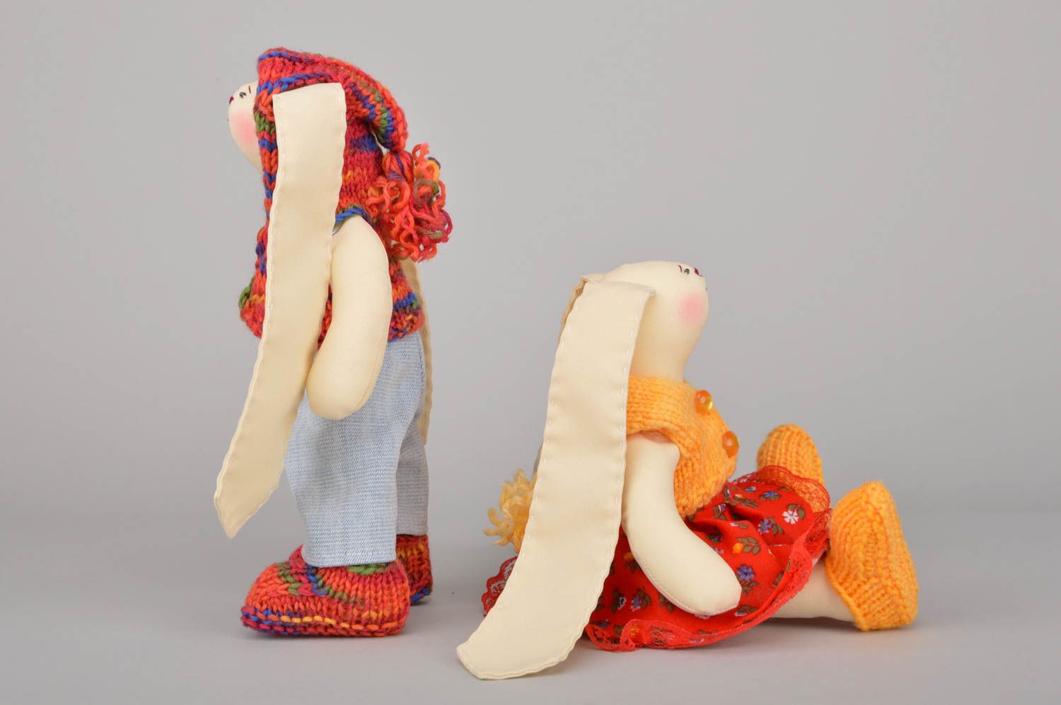 Künstlerische Kuscheltiere Set aus Stoff 2 Hasen in Kappen handgeschaffen schön foto 5