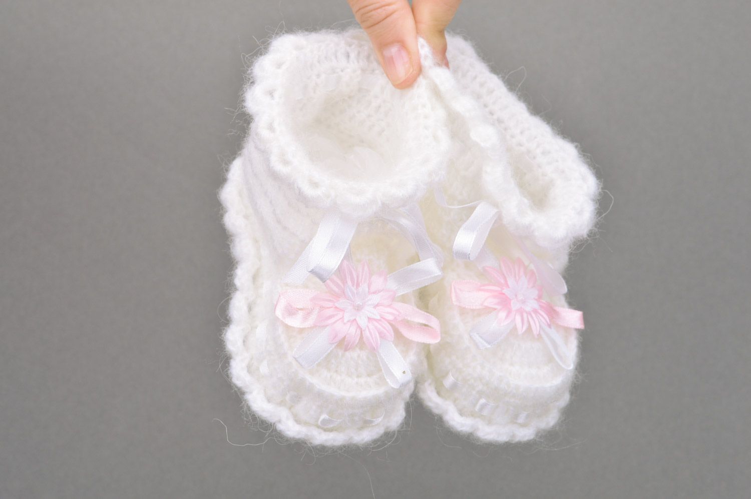 Gehäkelte Babyschuhe in Weiß mit rosa Bändern für Mädchen handmade  foto 3
