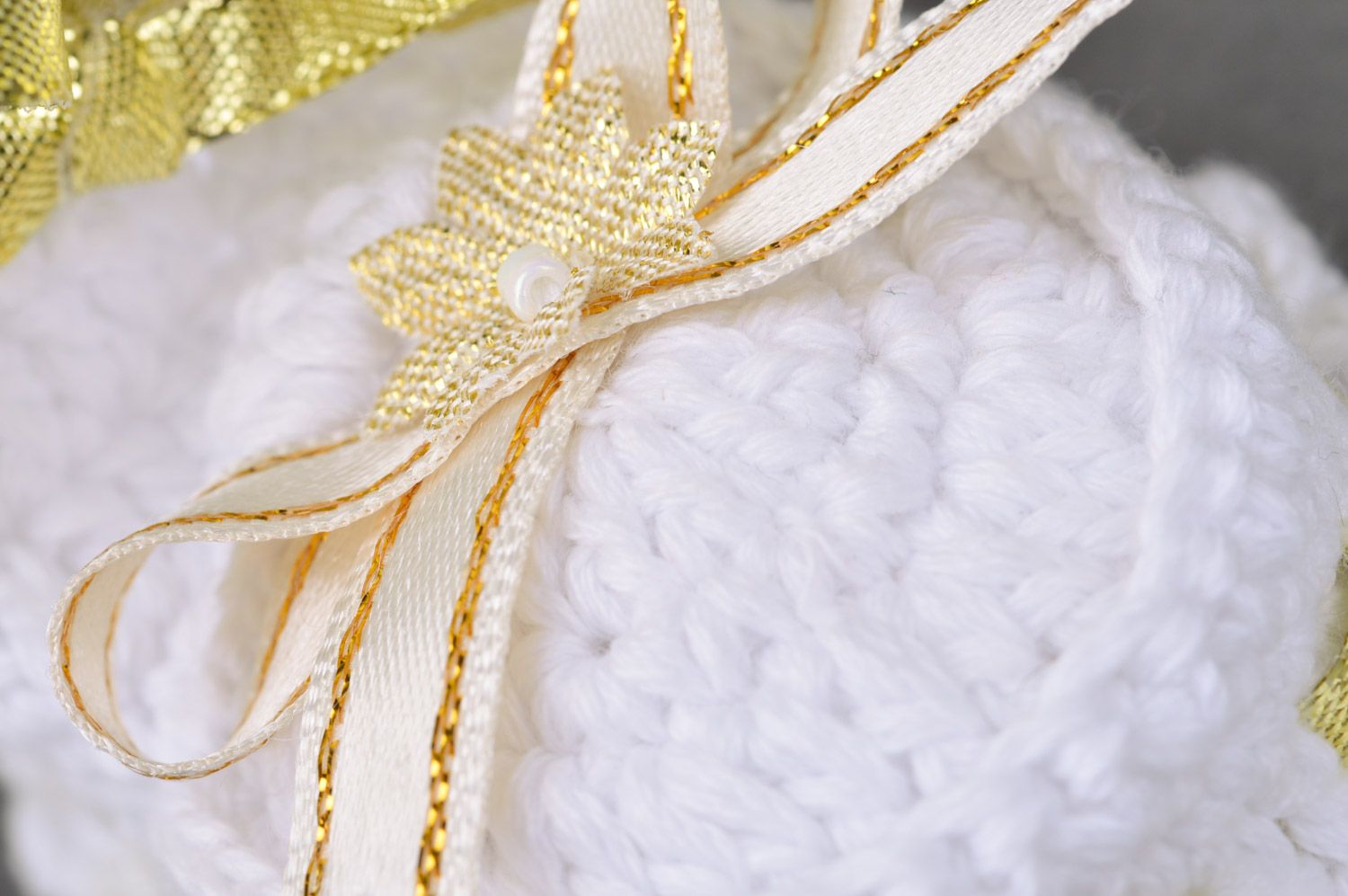 Chaussons blancs avec rubans de couleur dorée faits main pour bébé fille photo 4