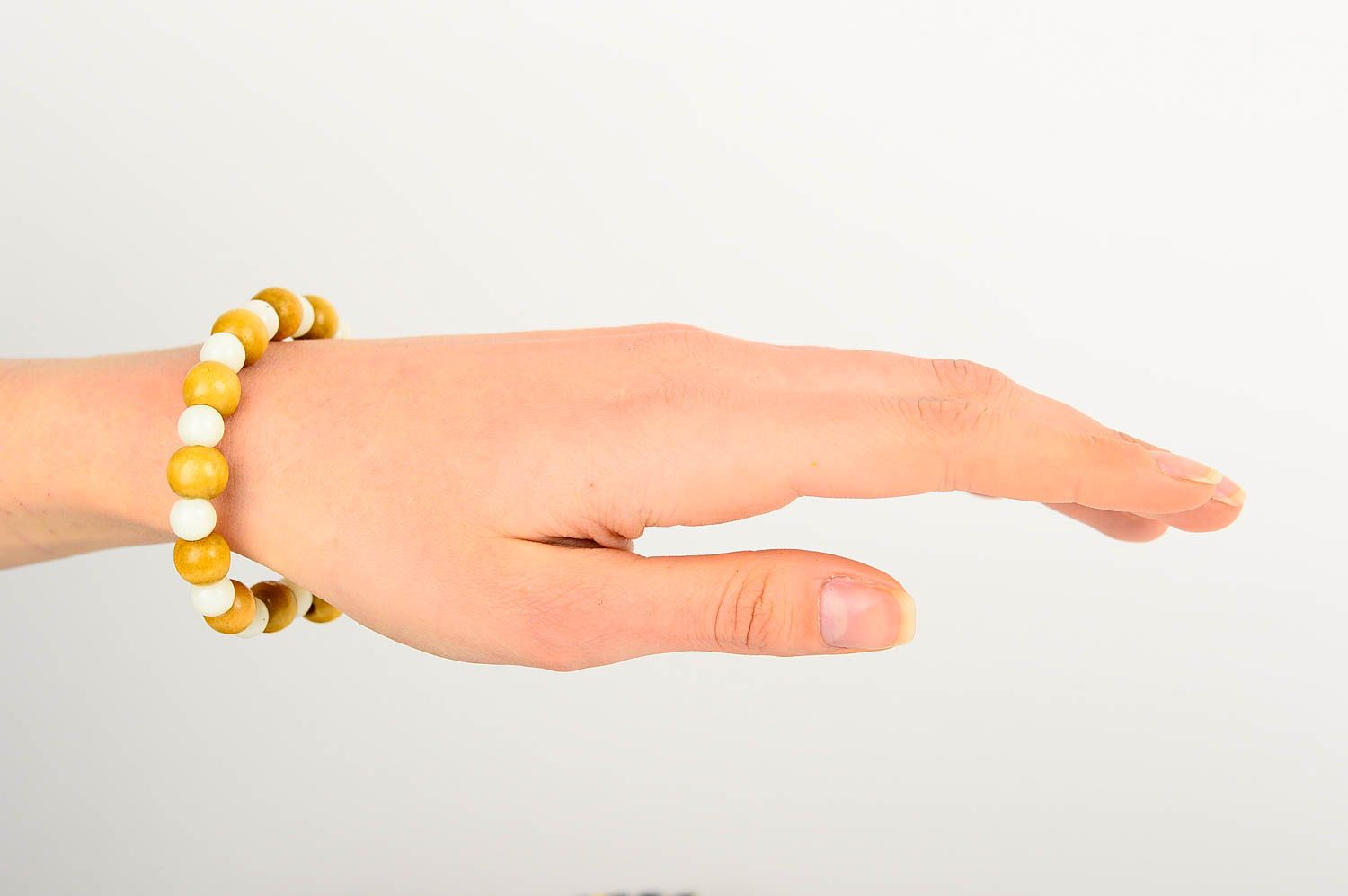 Bracelet perles fantaisie Bijou fait main blanc jaune Accessoire femme photo 2