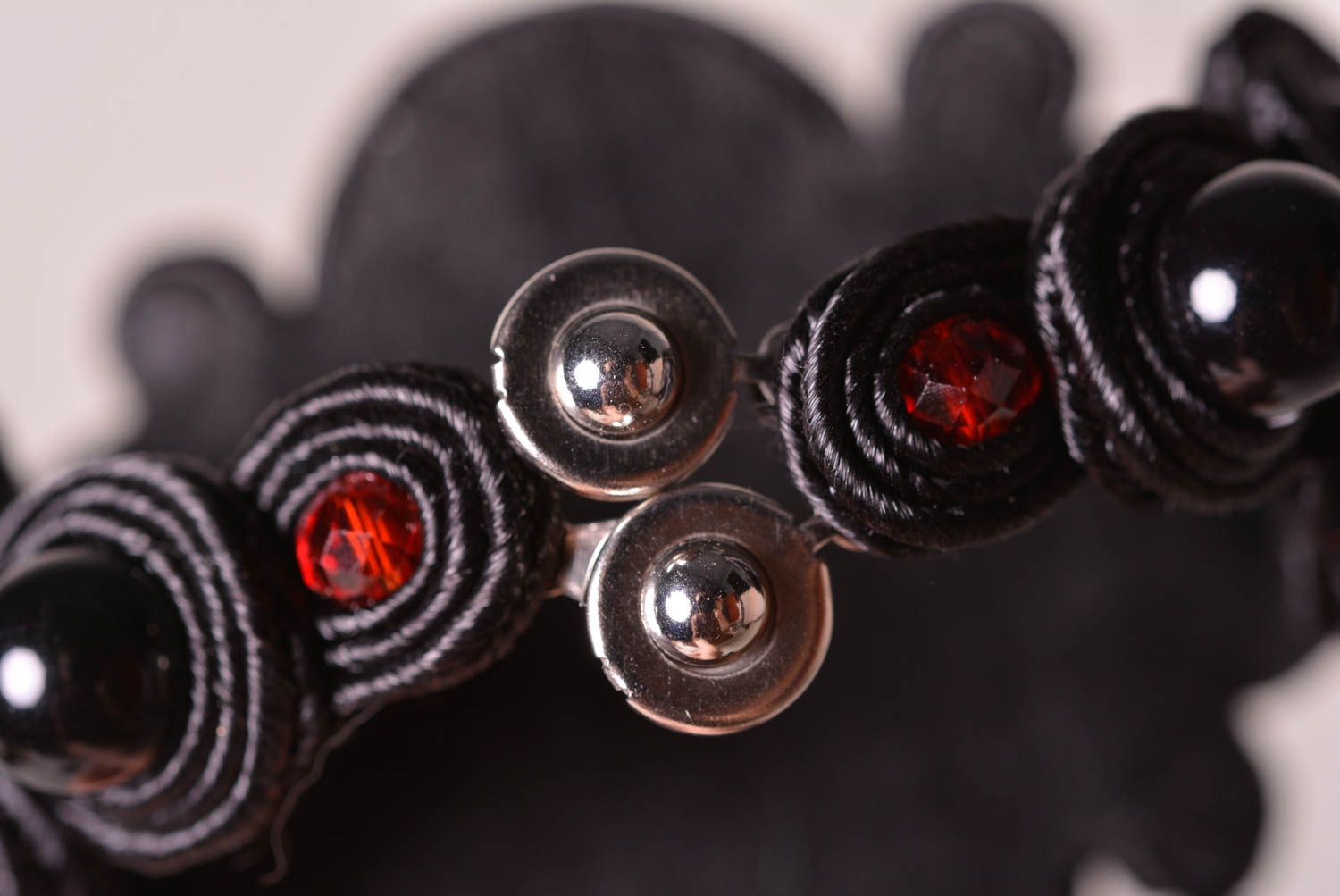 Bracelet textile Bijou fait main noir et rouge soutache Accessoire original photo 5