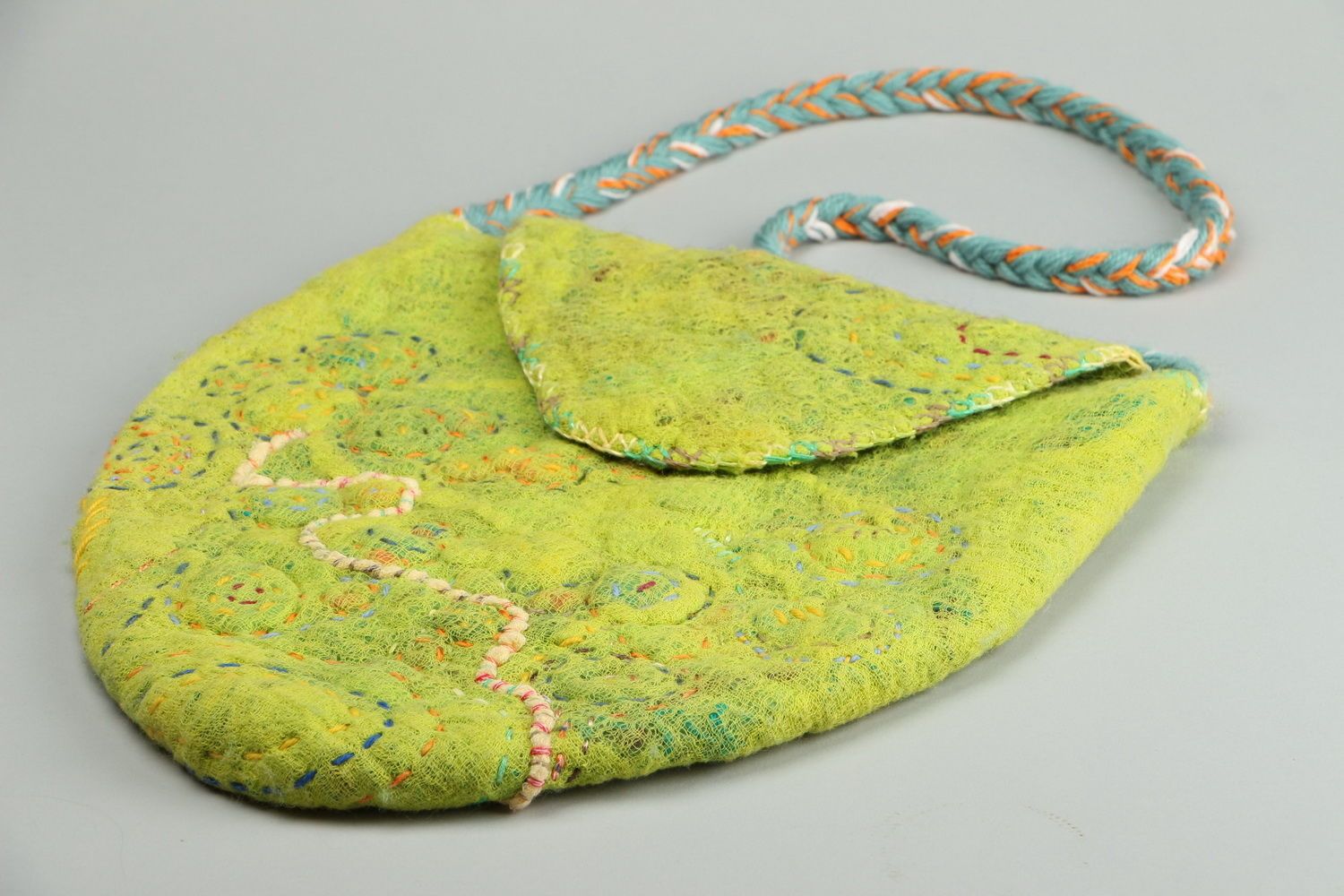 Hellgrüne handgemachte Tasche aus Wolle Nuno Felting foto 1