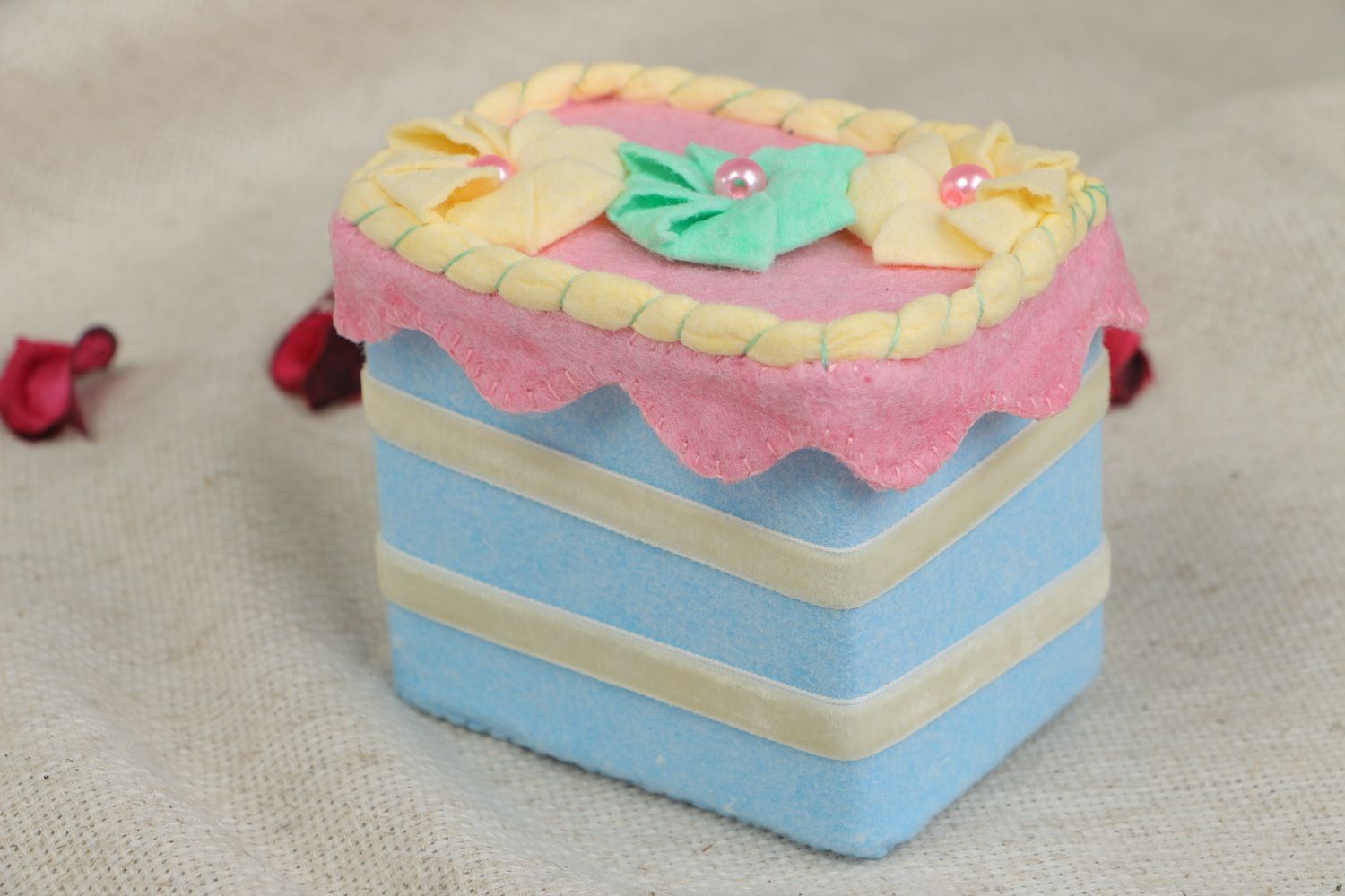 Cofre para niños para accesorios y otras cositas hecho a mano con forma de tarta de fieltro  foto 5