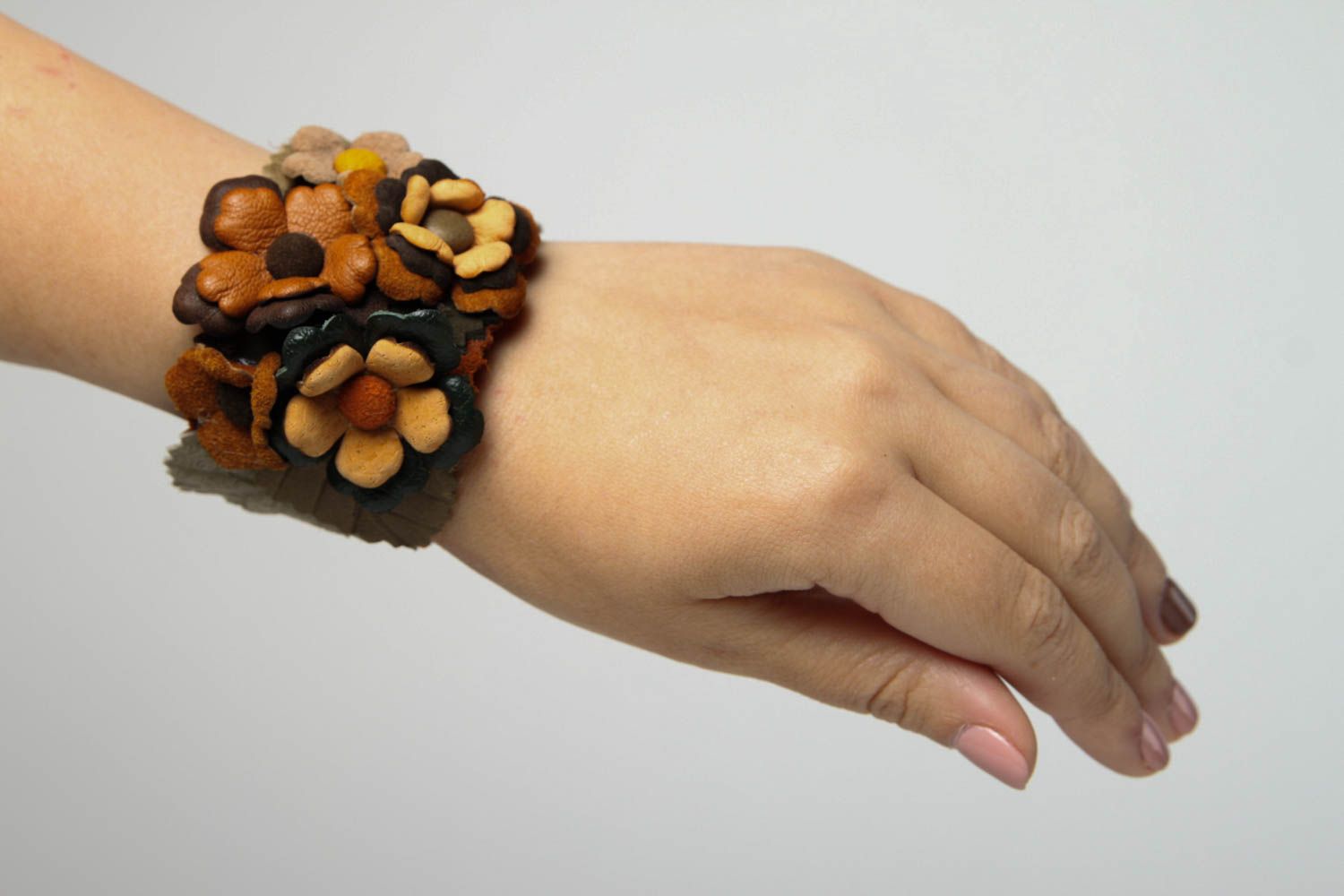 Широкий кожаный браслет хэнд мэйд браслет на руку с цветами украшение из кожи фото 2
