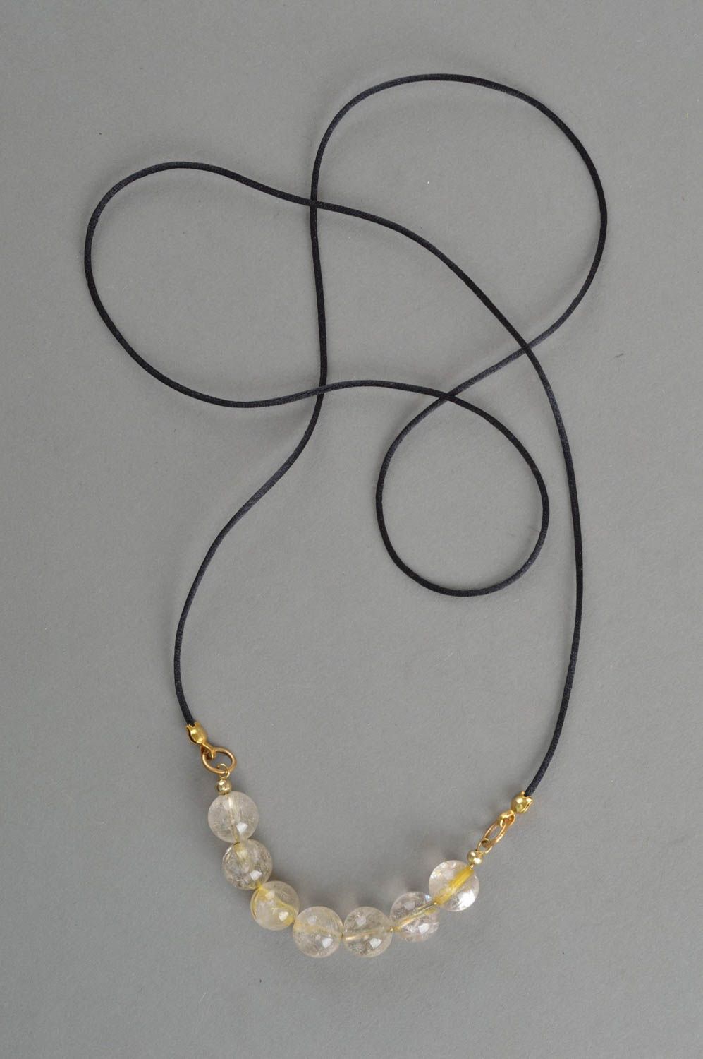 Collier en perles de quartz transparentes sur cordon fait main élégant photo 2