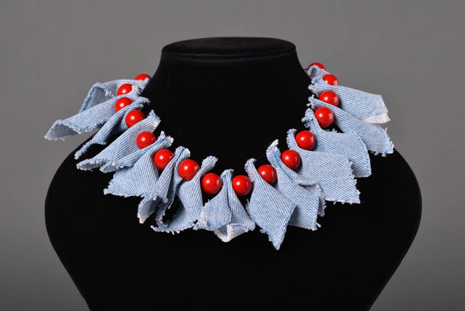 Collier en tissu de jean Bijou fait main bleu perles rouges Cadeau femme photo 3
