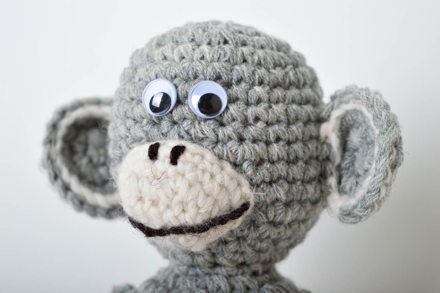 Игрушка обезьянка хенд мейд вязаная мягкая игрушка серая детская игрушка фото 3