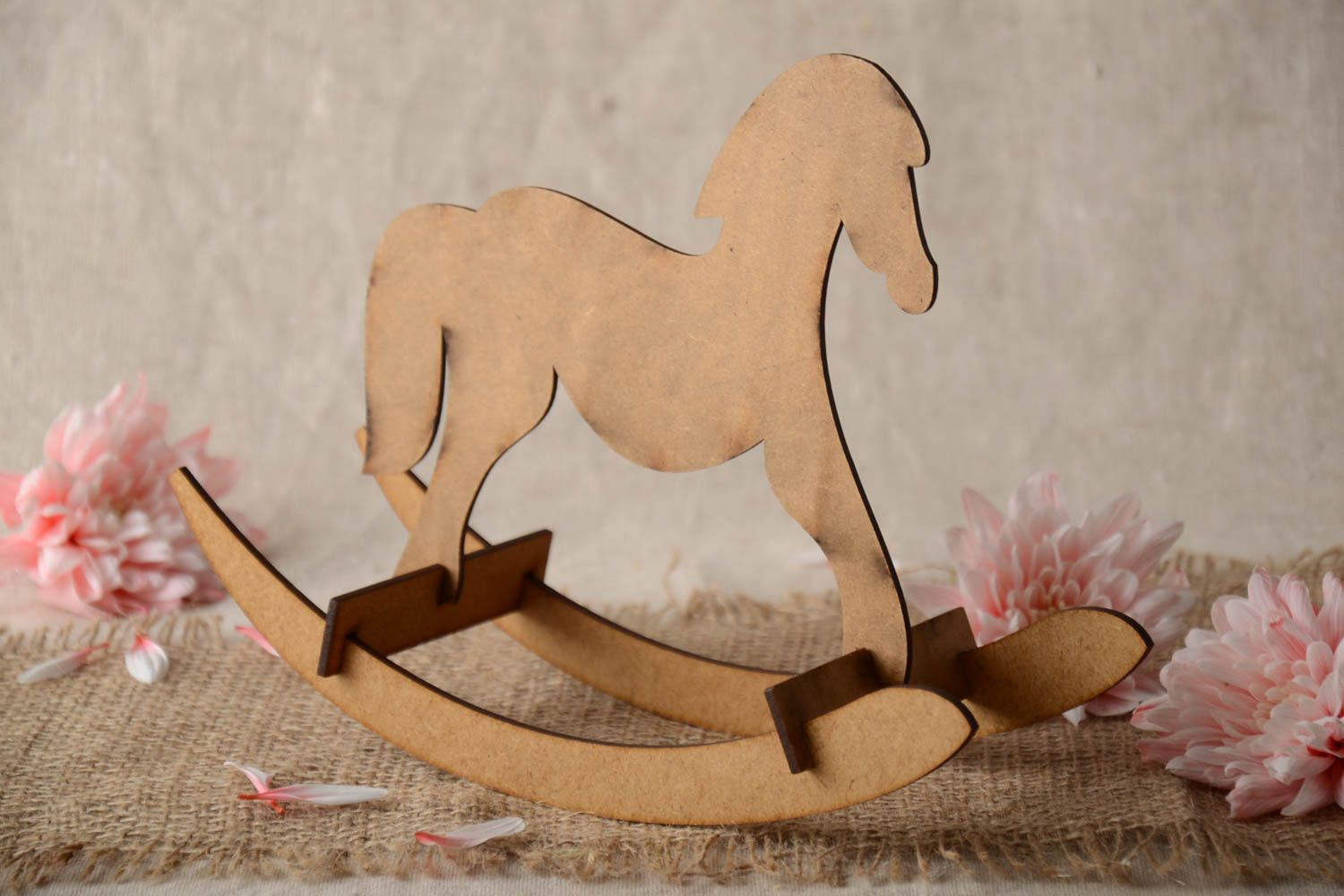 Pieza en blanco para creatividad artesanal con forma de caballo original tallada foto 1