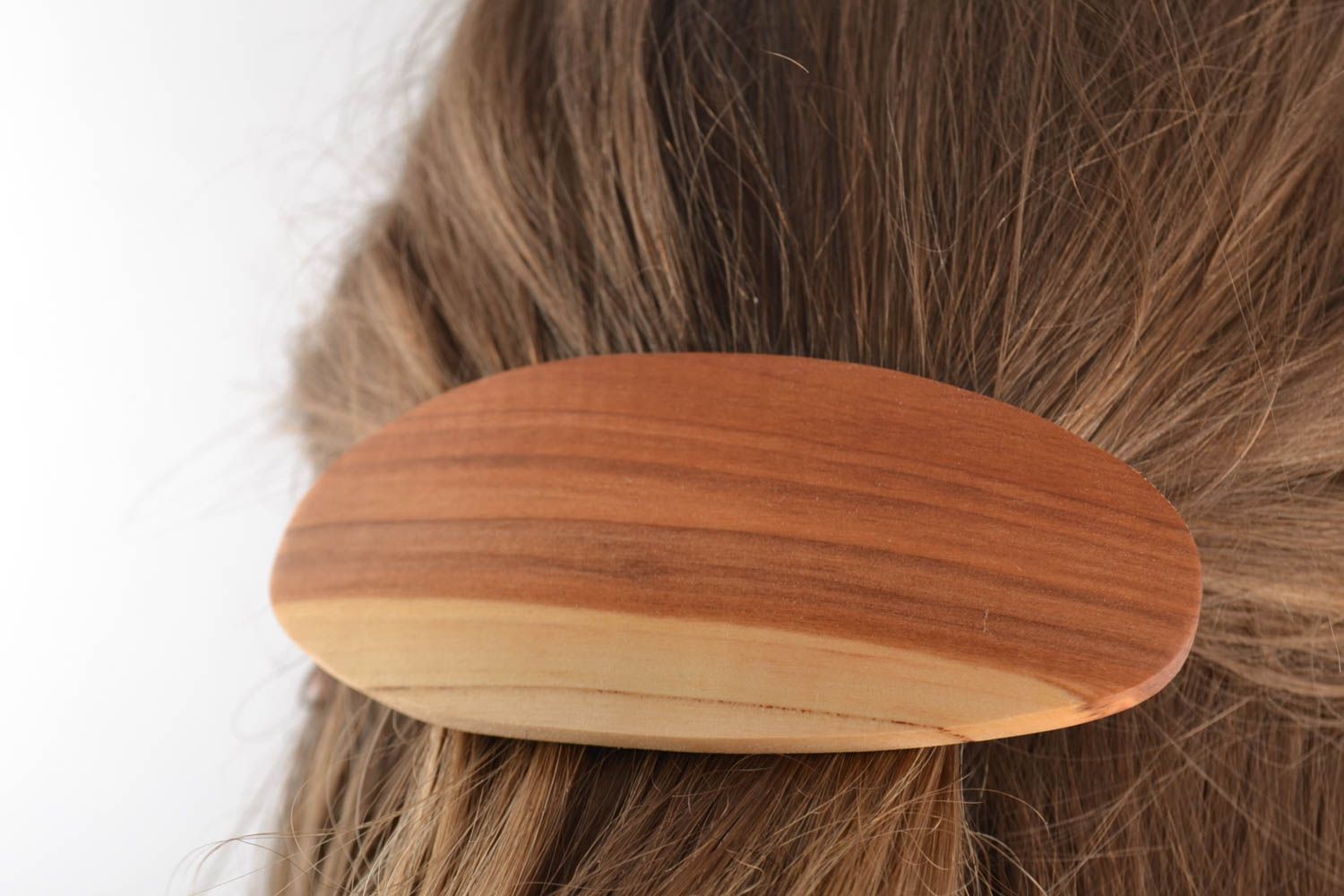 Заколка для волос ручной работы овальная светлая деревянная красивая удобная  фото 1