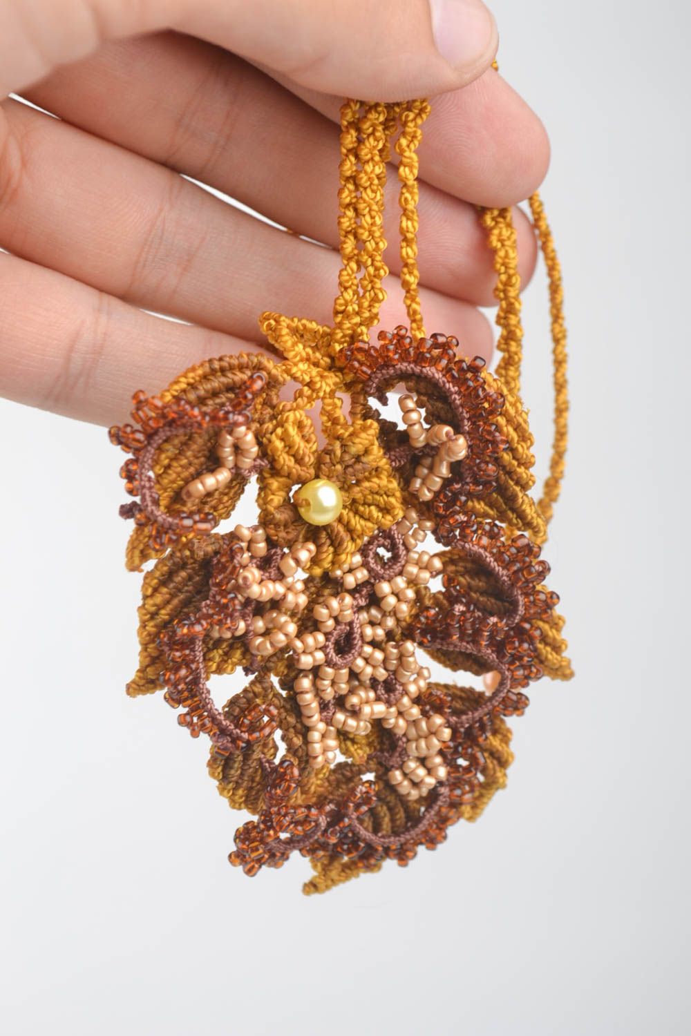 Pendentif perles de rocaille Bijoux fait main Accessoire femme couleur moutarde photo 5