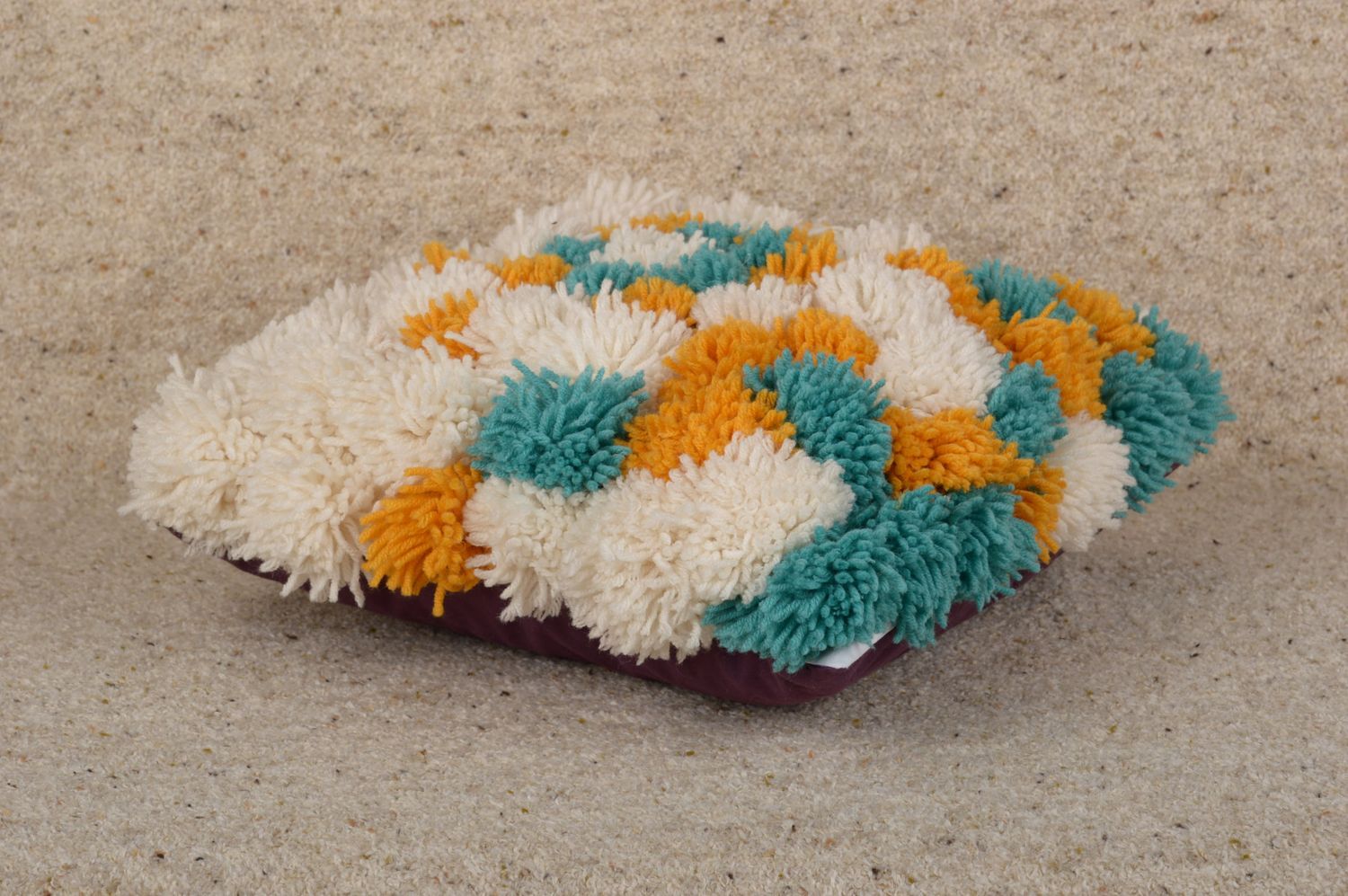 Диванная подушка ручной работы подушка на диван декоративная подушка с помпонами фото 3