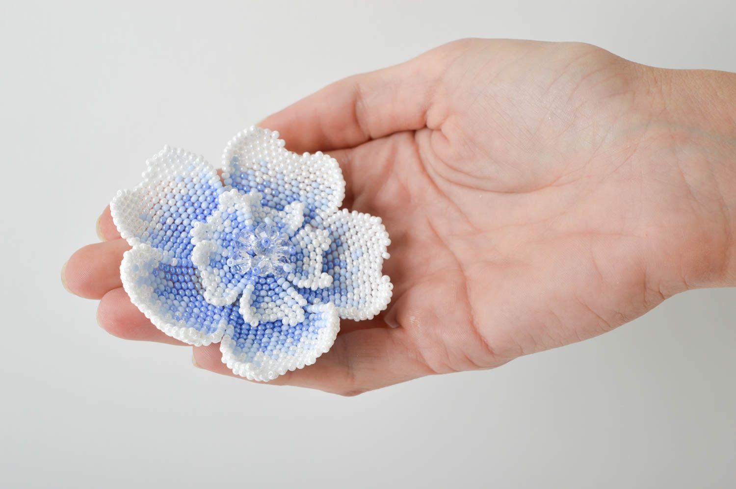 Брошь ручной работы брошь из бисера модная брошь в виде голубого цветка фото 2