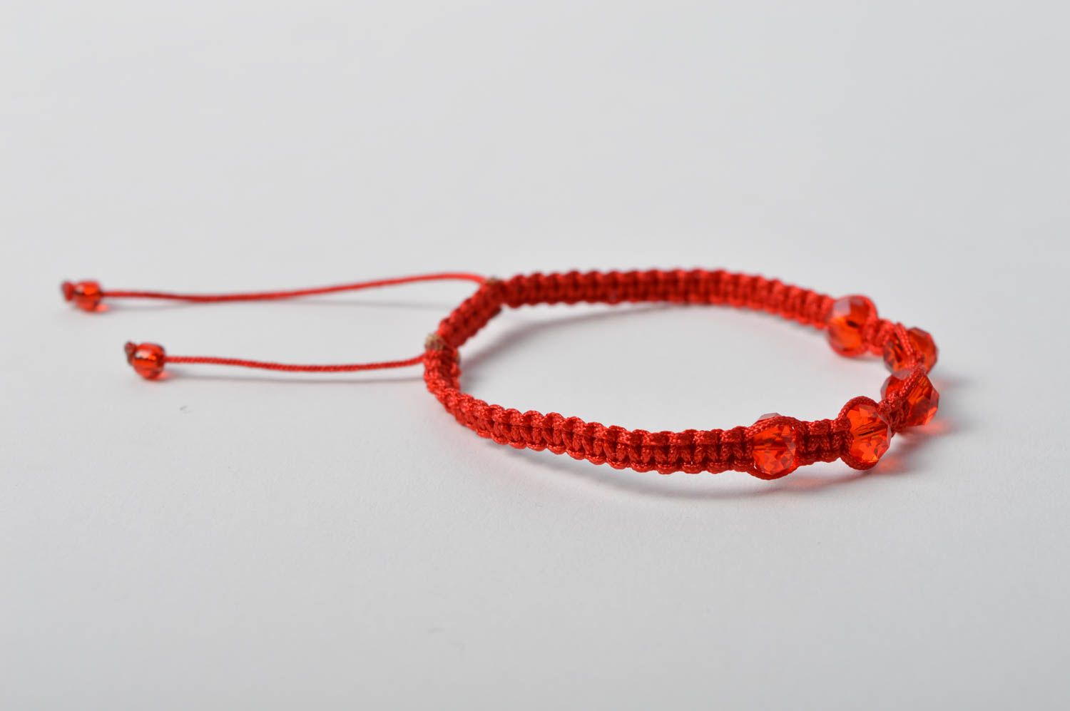 Bracelet textile fils rouges Bijou fait main design original Accessoire femme photo 4