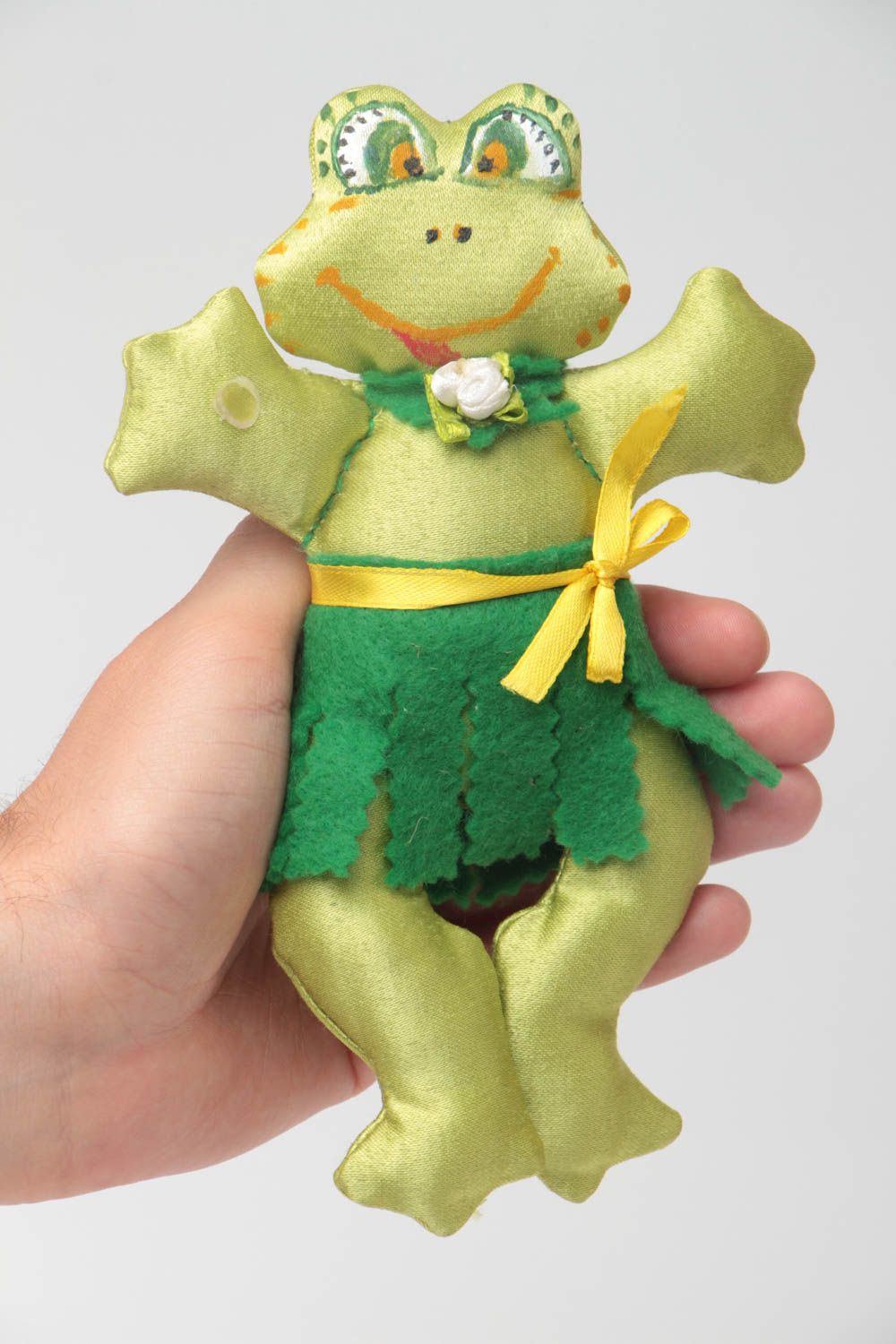 Мягкая игрушка ручной работы лягушка зеленая атласная красивая оригинальная фото 5
