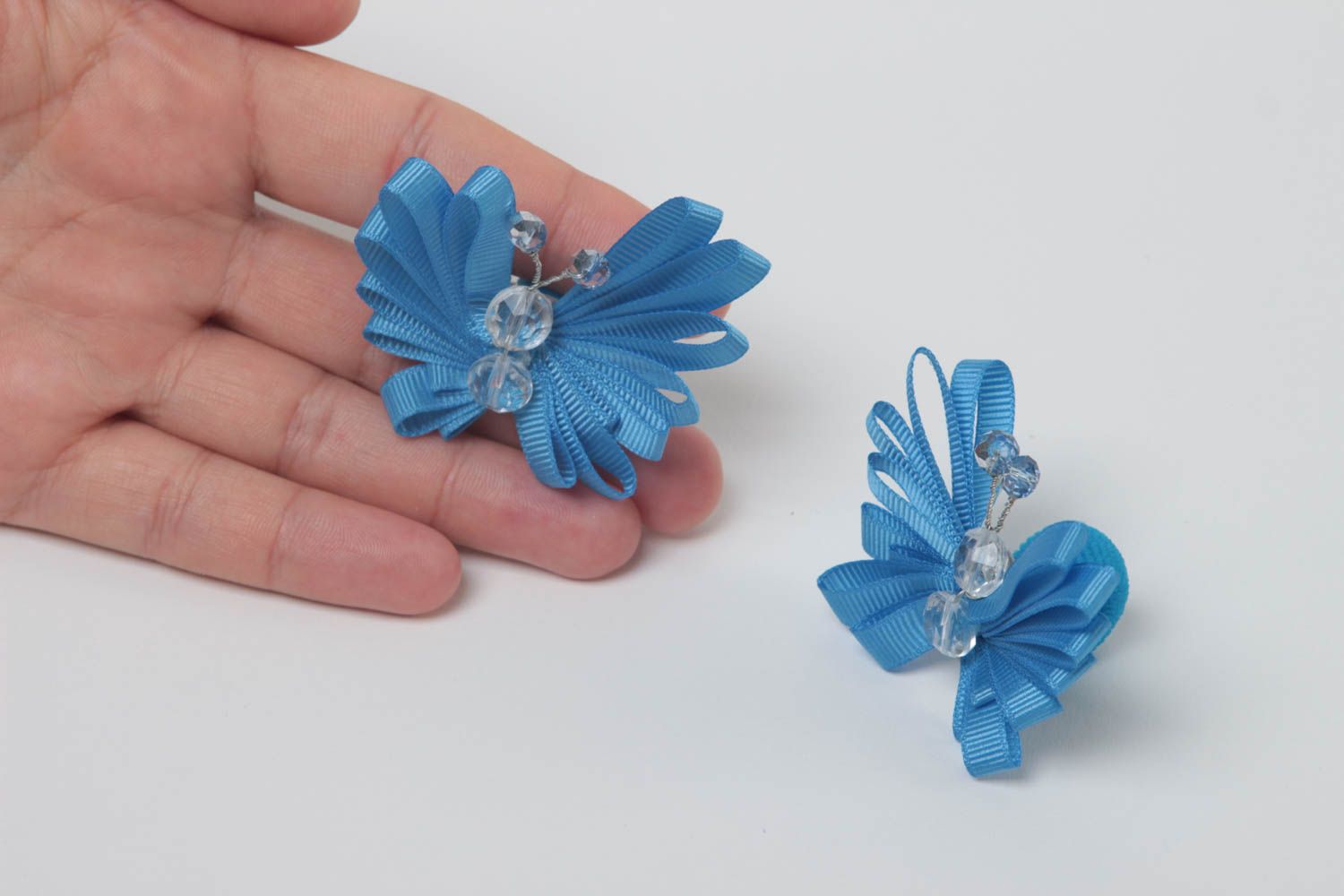 Резинки для волос в виде бабочек голубые красивые с бусинами ручная работа фото 5