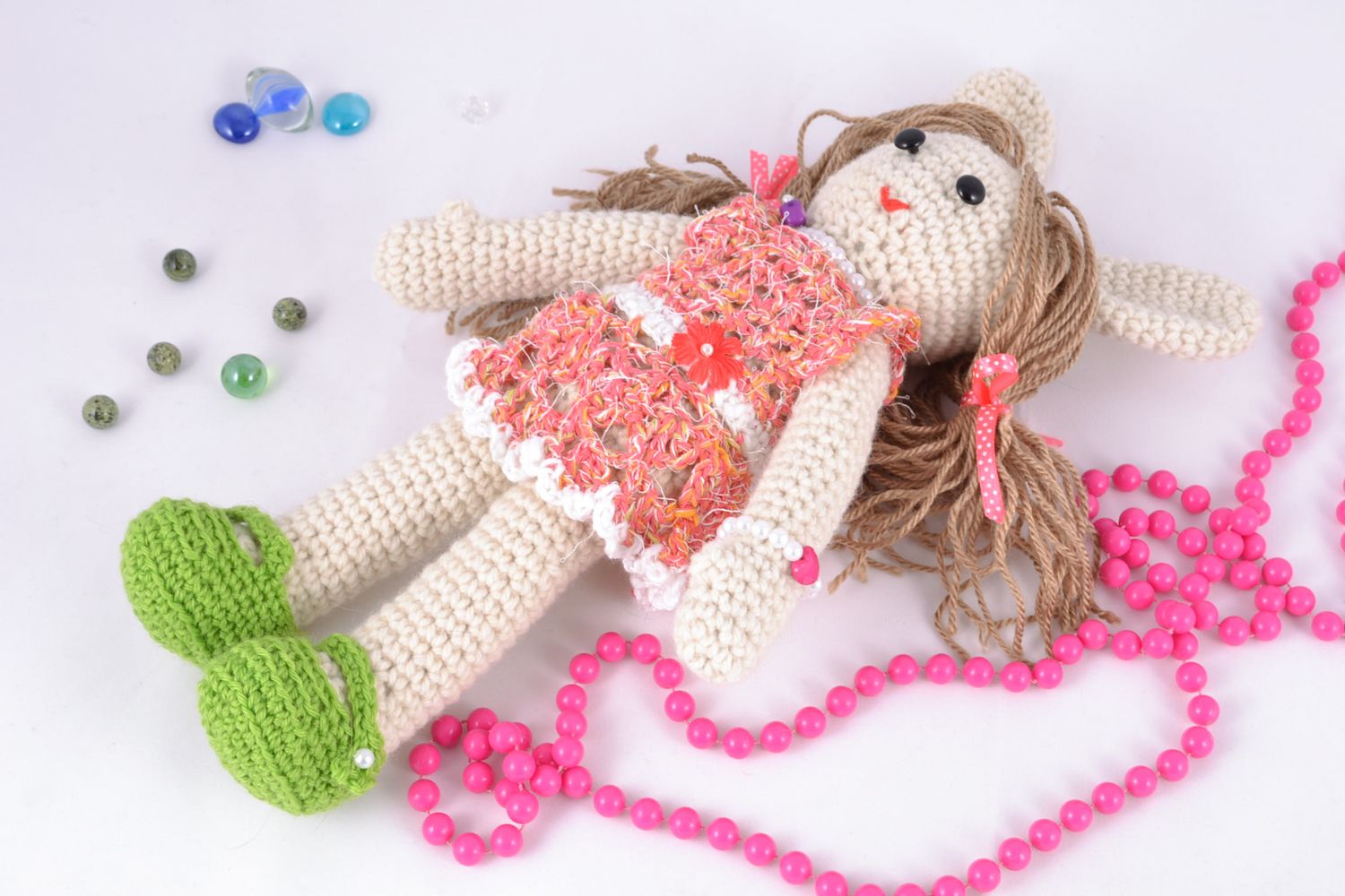 Poupée tricotée au crochet avec oreilles faite main petit cadeau pour enfant photo 1