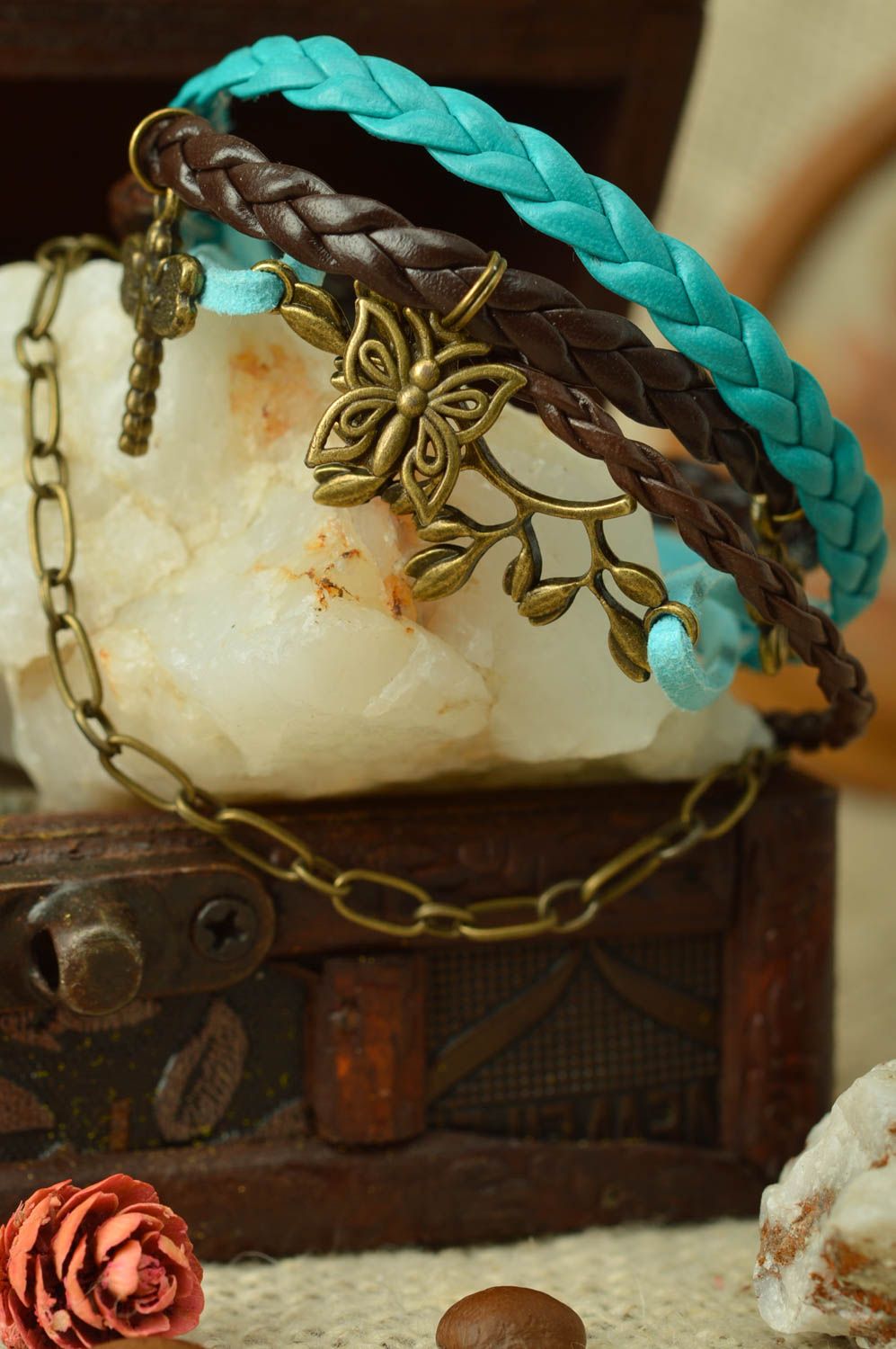Mehrreihiges Armband aus Wildleder in Türkis und Braun handmade mit Anhängern  foto 1