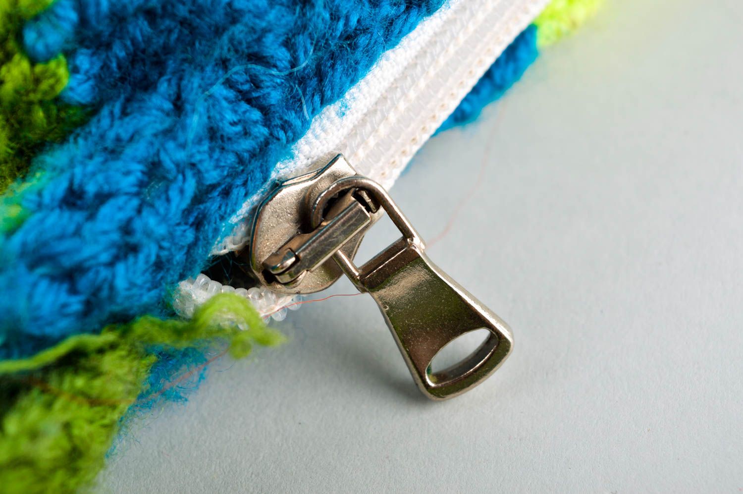 Bolso artesanal multicolor tejido con agujas accesorio de mujer regalo original  foto 3