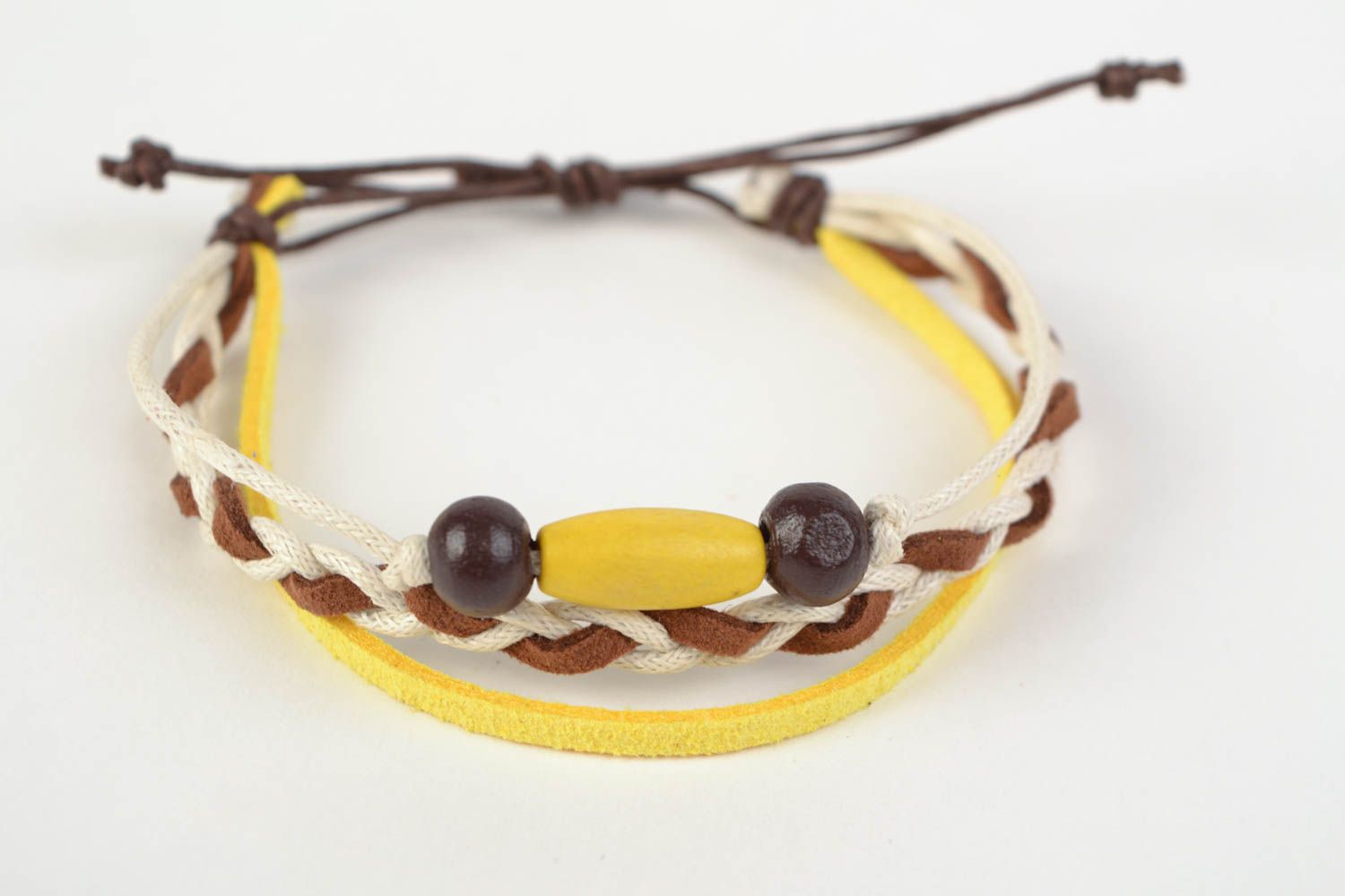 Schönes gelbes Armband mit Holzkugeln handmade aus Baumwollschnüren für echte Mode Damen foto 3