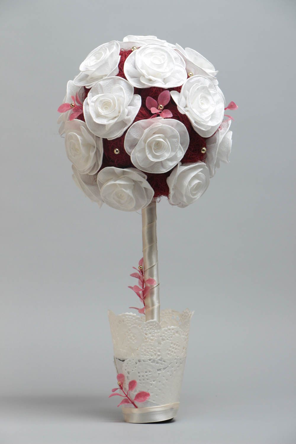 Topiario artesanal de sisal y flores blancas con cuentas de tamaño mediano foto 2