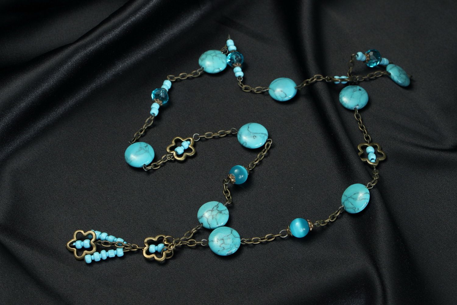 Beaded necklace made of bronze and turquoise photo 1