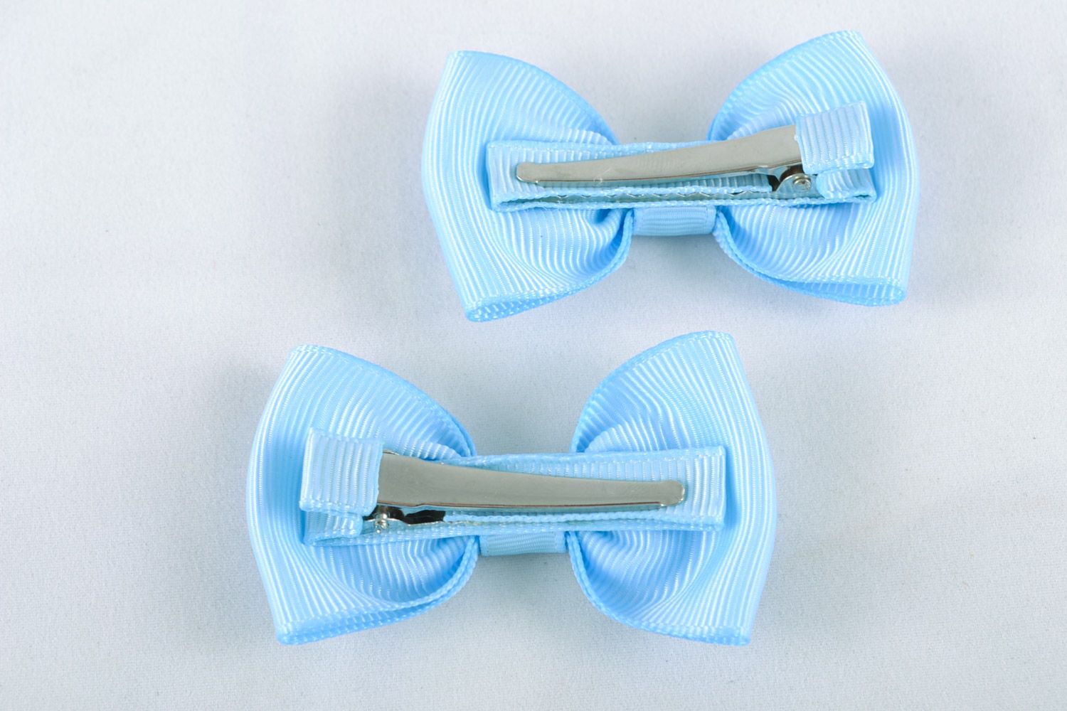 Schönes blaues Haarspangen Set mit Schleifen aus Bändern 2 Stück Handarbeit  foto 5
