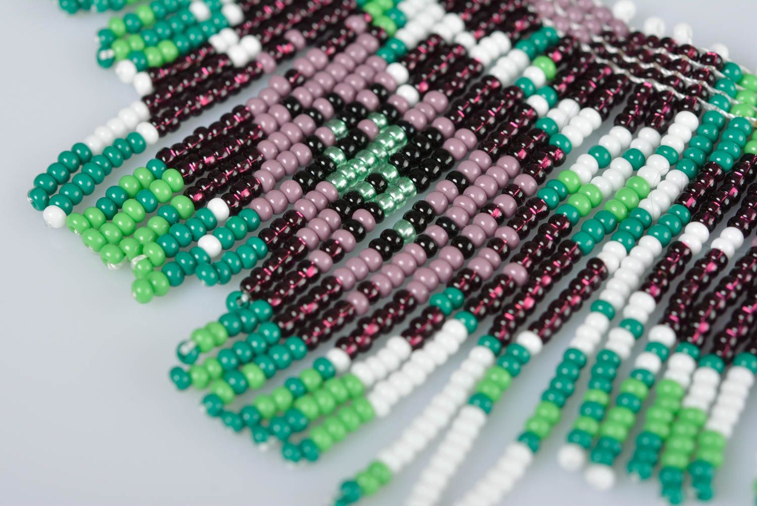 Ожерелье из бисера колье бахрома ручной работы с фиолетовыми цветами на белом фото 4
