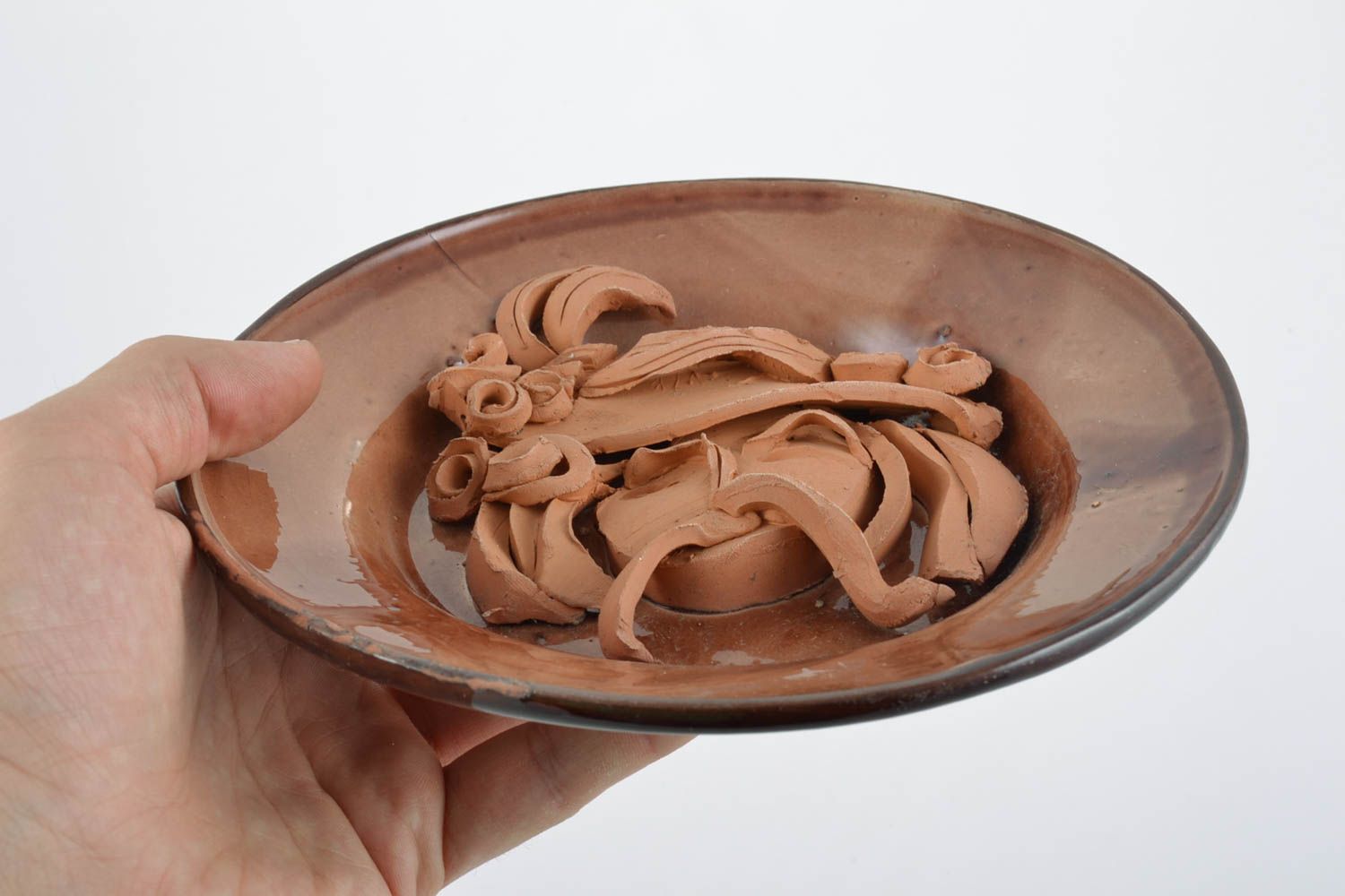 Декоративная тарелка на стену глиняная коричневая небольшая красивая хэнд мейд фото 2