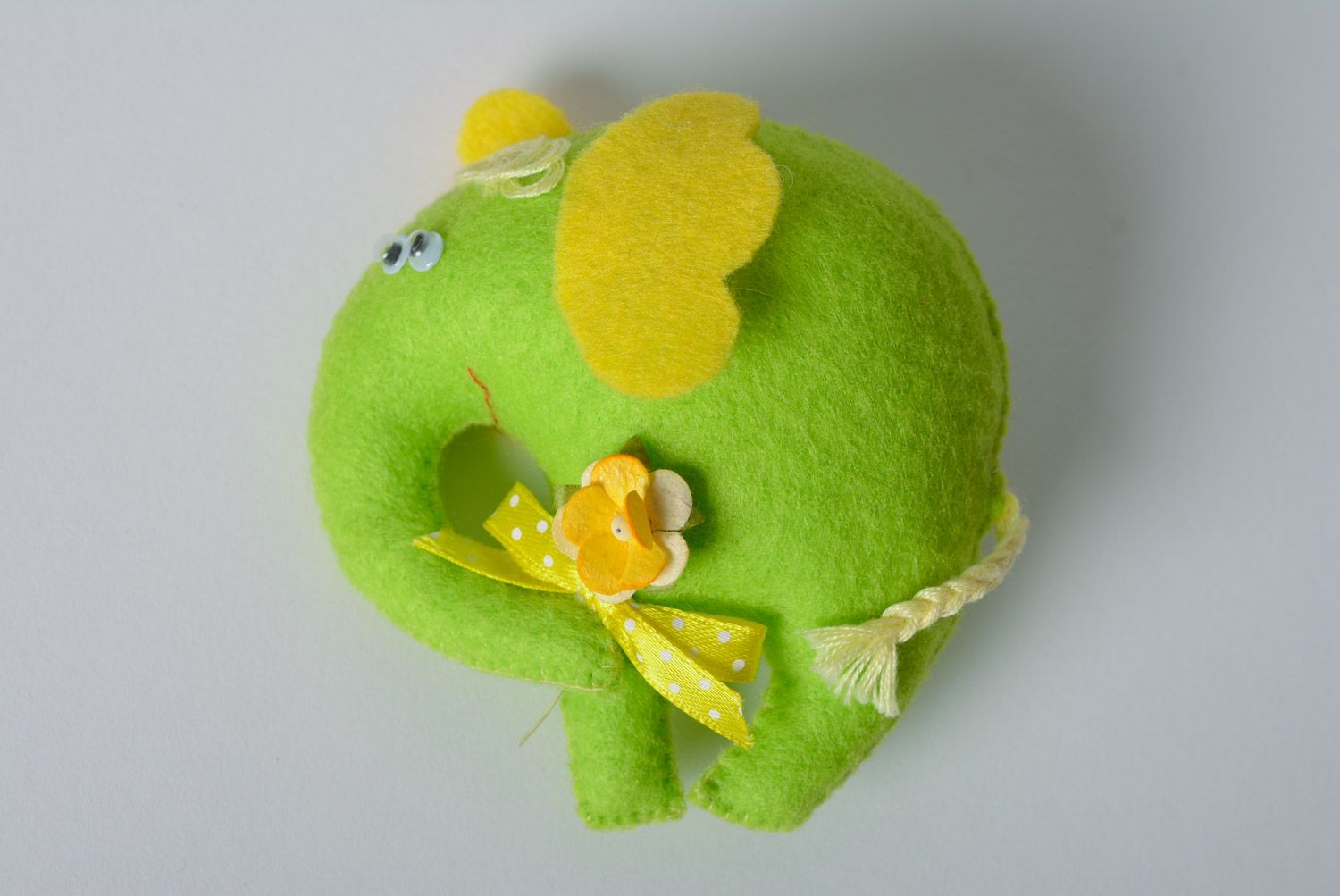 Petite peluche en feutre verte en forme d'éléphant avec fleur faite main photo 5