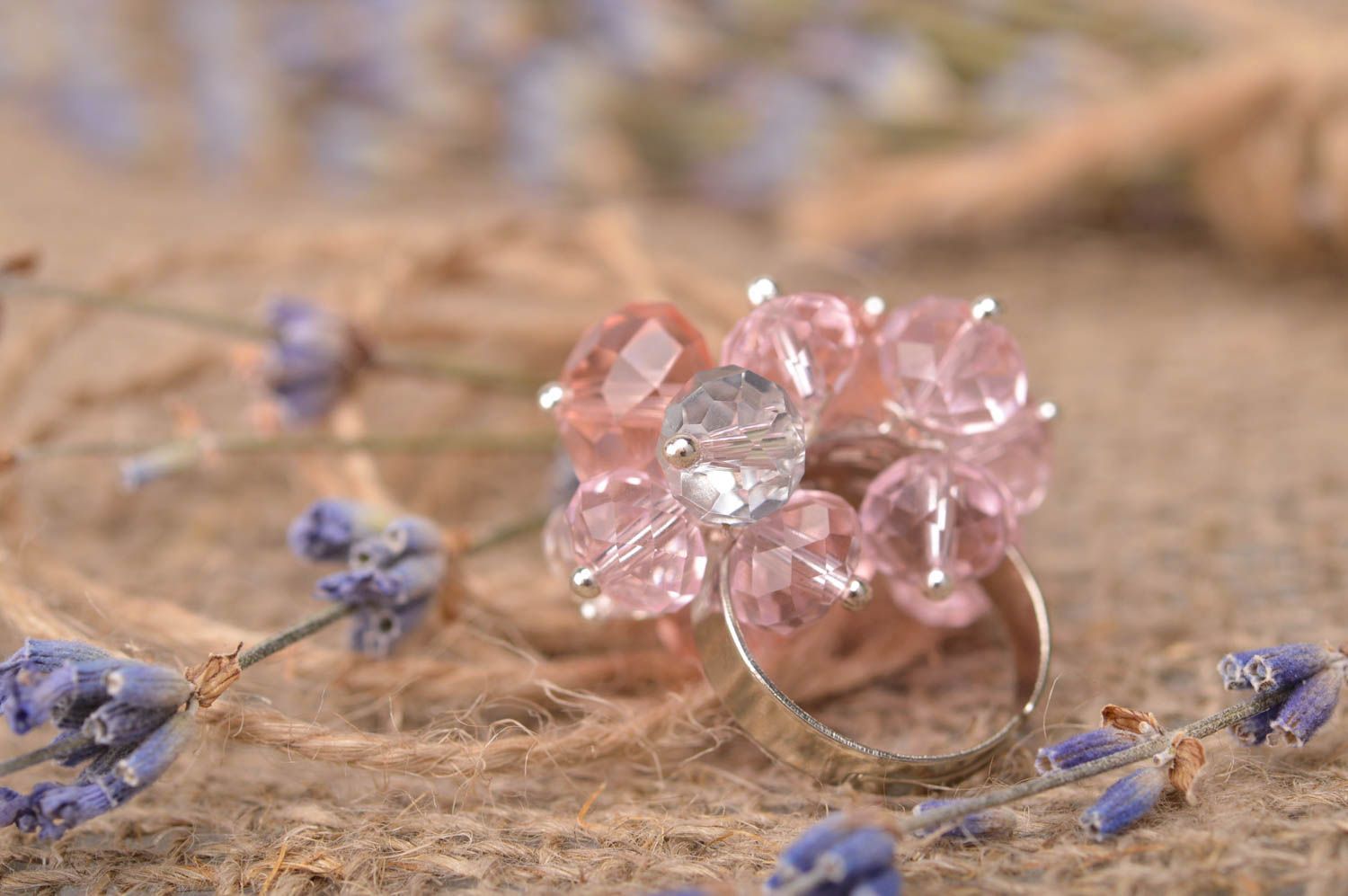 Розовое кольцо из стекляруса на металлической основе аксессуар ручной работы фото 1