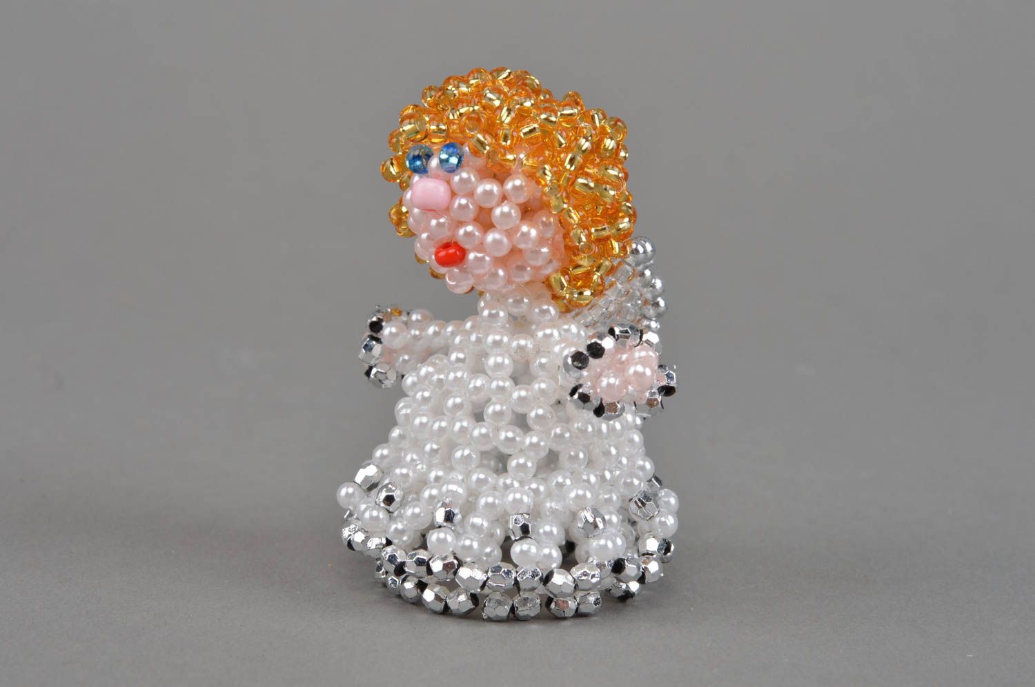 Handgemachte schöne dekorative kleine Figurine Engel aus Glasperlen in Weiß foto 2