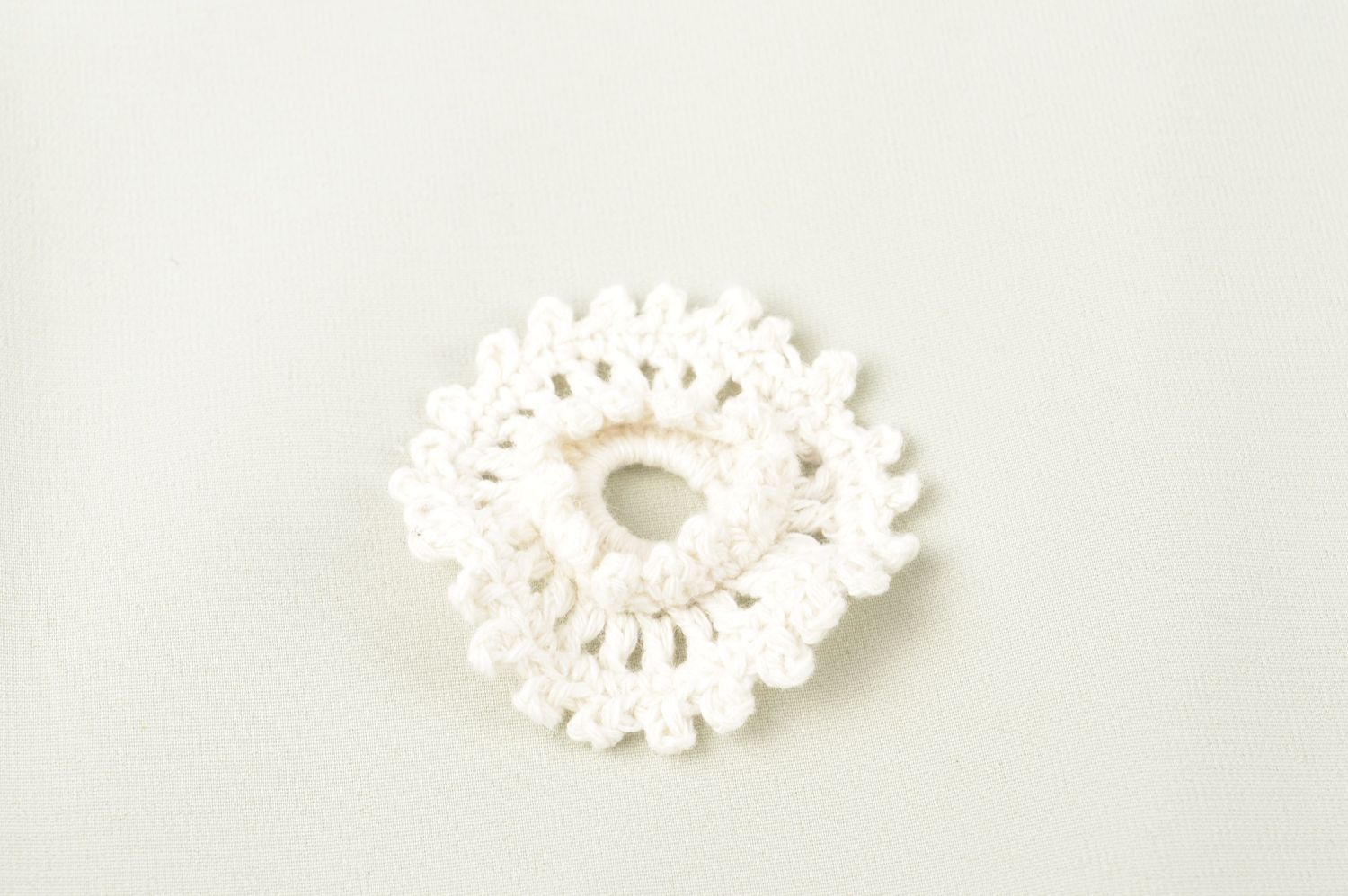 Handmade designer blank crocheted white flower textile brooch fittings photo 1